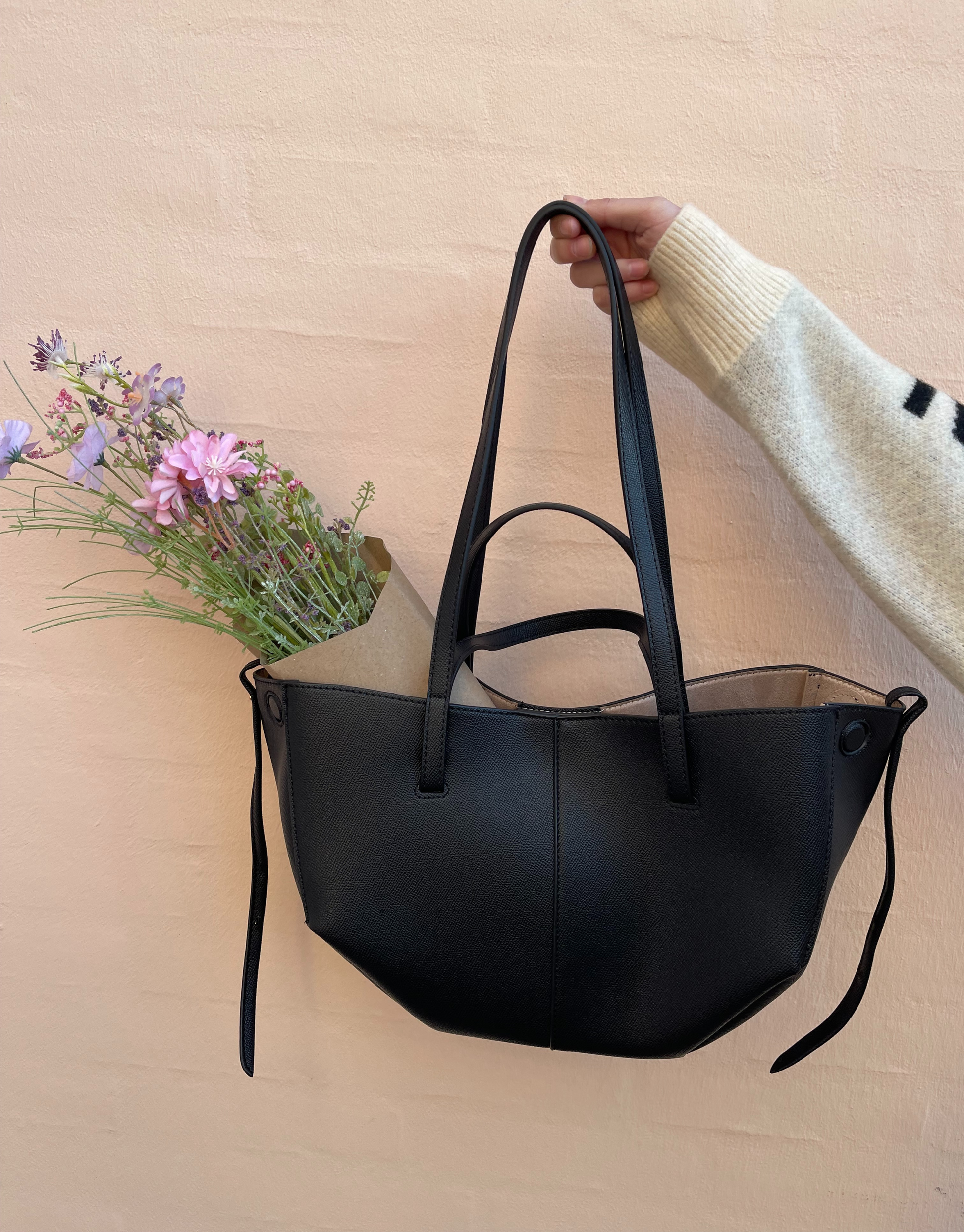 Den smukke Jolene taske er den perfekte hverdagstaske, da den både kan bruges til skolebrug samt indeholde alt det nødvendige.