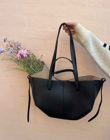 Den smukke Jolene taske er den perfekte hverdagstaske, da den både kan bruges til skolebrug samt indeholde alt det nødvendige.