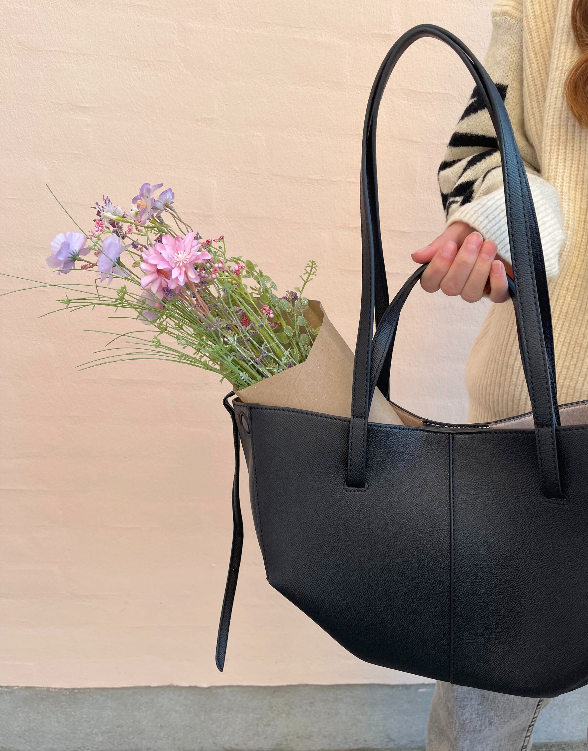 Den smukke Jolene taske er den perfekte hverdagstaske, da den både kan bruges til skolebrug samt indeholde alt det nødvendige.