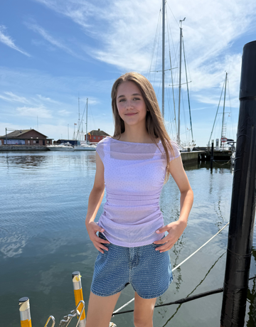 Smuk top med vandfalds-udsnit og elastik i siderne.