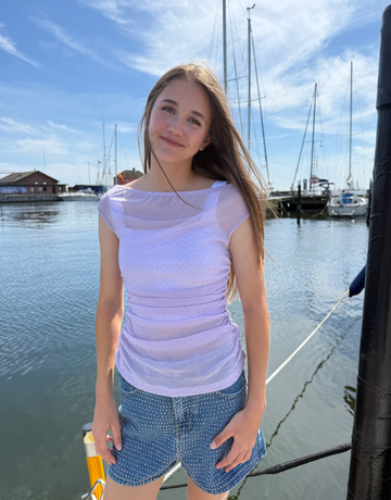 Smuk top med vandfalds-udsnit og elastik i siderne.