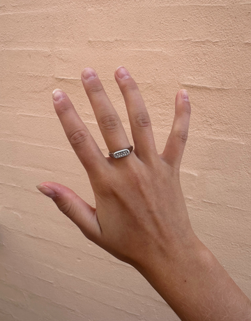 Smuk guld ring i elegant udtryk med zircon sten.