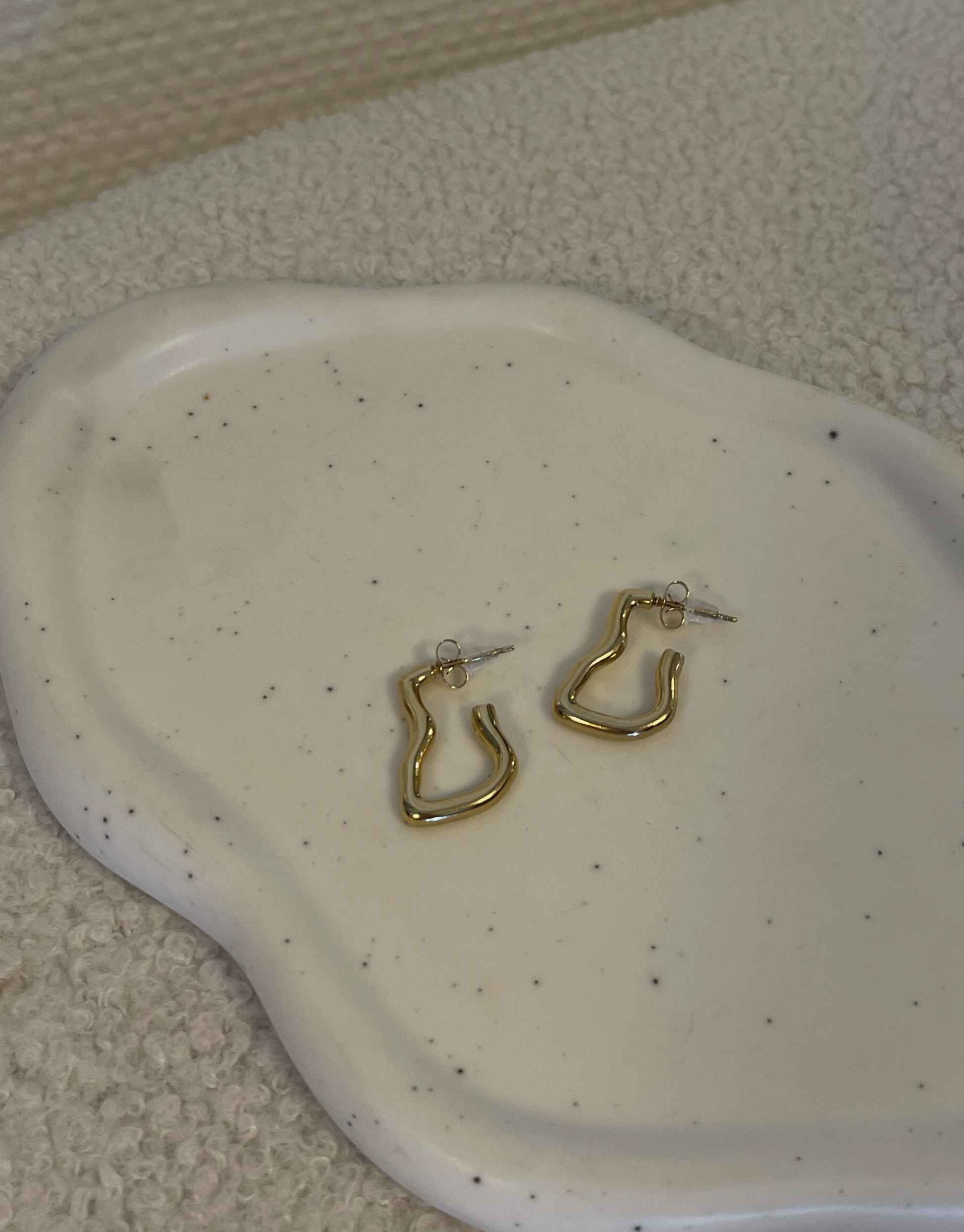 Øreringe i abstrakt design.