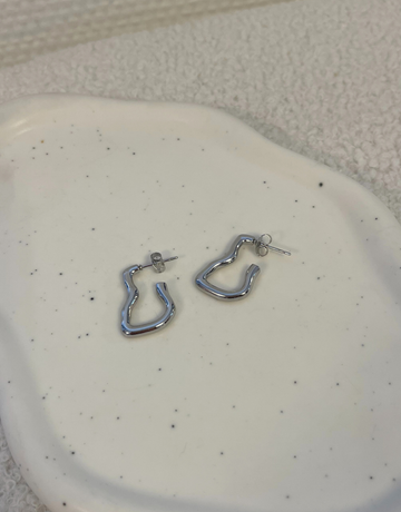 Øreringe i abstrakt design.