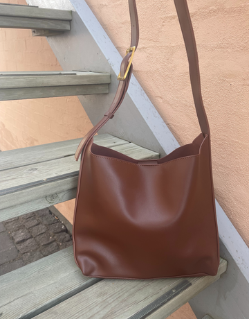 Den smukke Frieda taske er den perfekte hverdagstaske, da den både kan bruges til skolebrug samt indeholde alt det nødvendige.