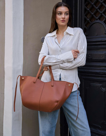 Vores smukke Elena taske er den perfekte hverdagstaske, da den både kan bruges til skolebrug samt indeholde alt det nødvendige.