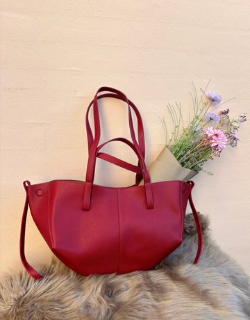 Den smukke Jolene taske er den perfekte hverdagstaske, da den både kan bruges til skolebrug samt indeholde alt det nødvendige.