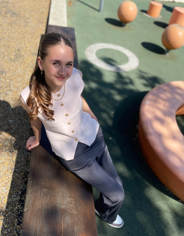 Flot og yndig top med guld knapper.