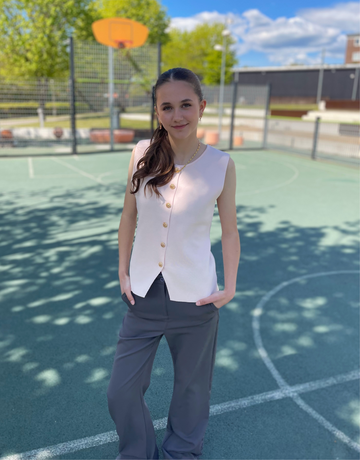 Flot og yndig top med guld knapper.