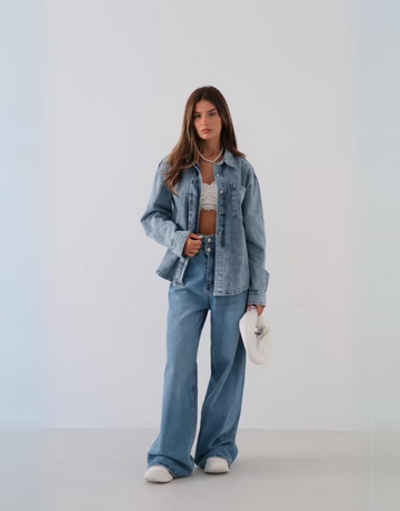 Skøn denim jakke i oversized look med bryst lomme og knapper.