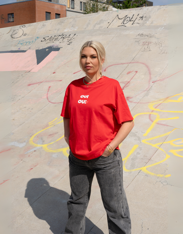 Skøn oversized t-shirt i rød med hvidt Oui Oui print.
