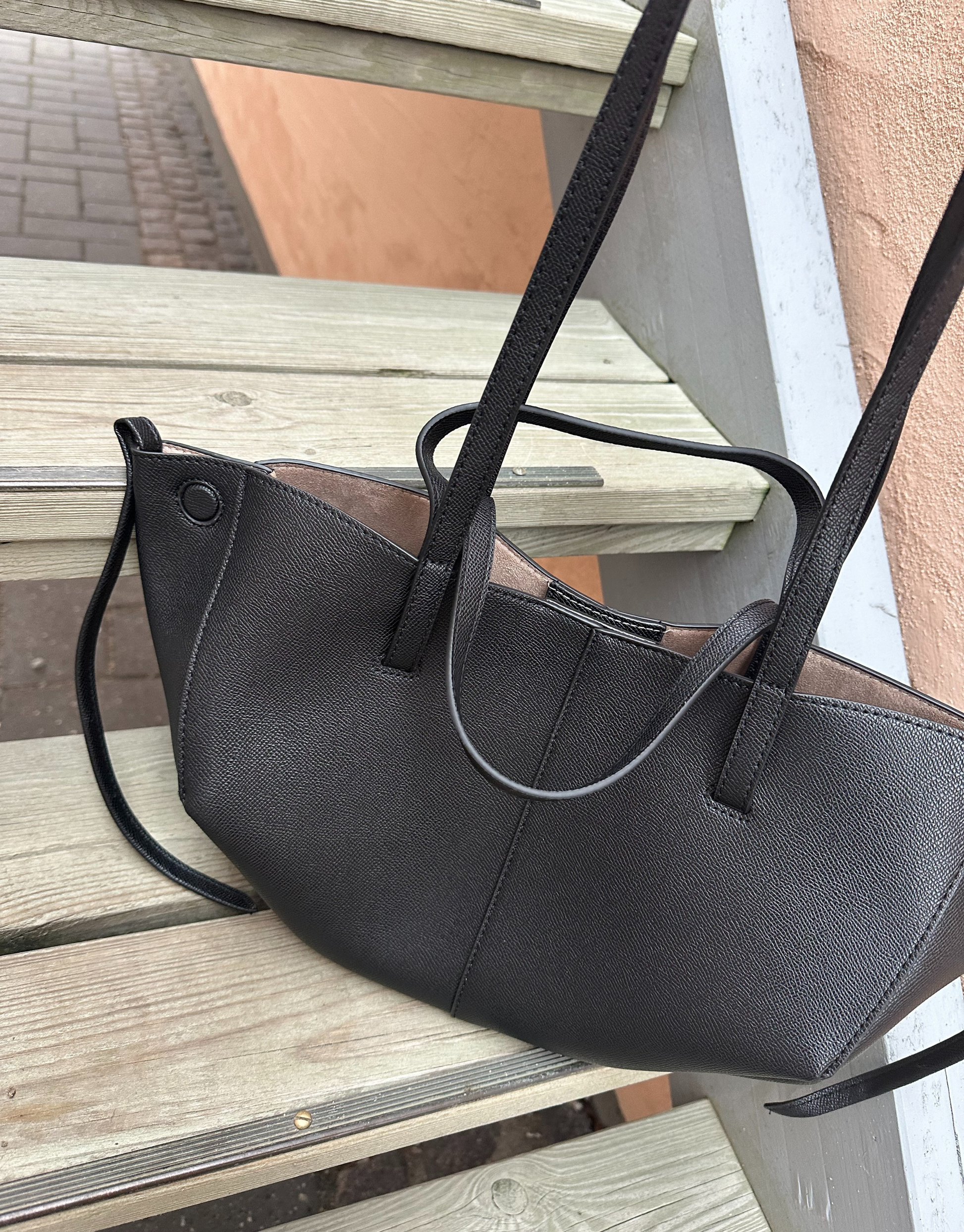 Den smukke Jolene taske er den perfekte hverdagstaske, da den både kan bruges til skolebrug samt indeholde alt det nødvendige.