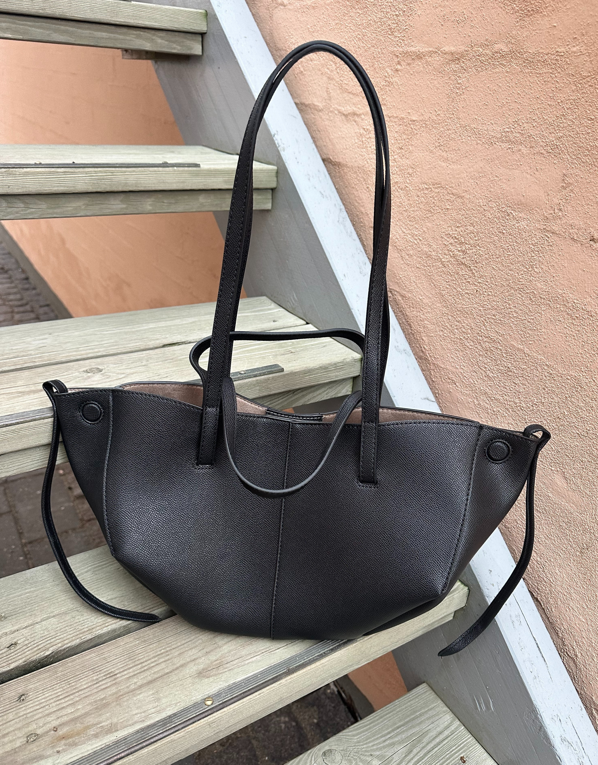 Den smukke Jolene taske er den perfekte hverdagstaske, da den både kan bruges til skolebrug samt indeholde alt det nødvendige.