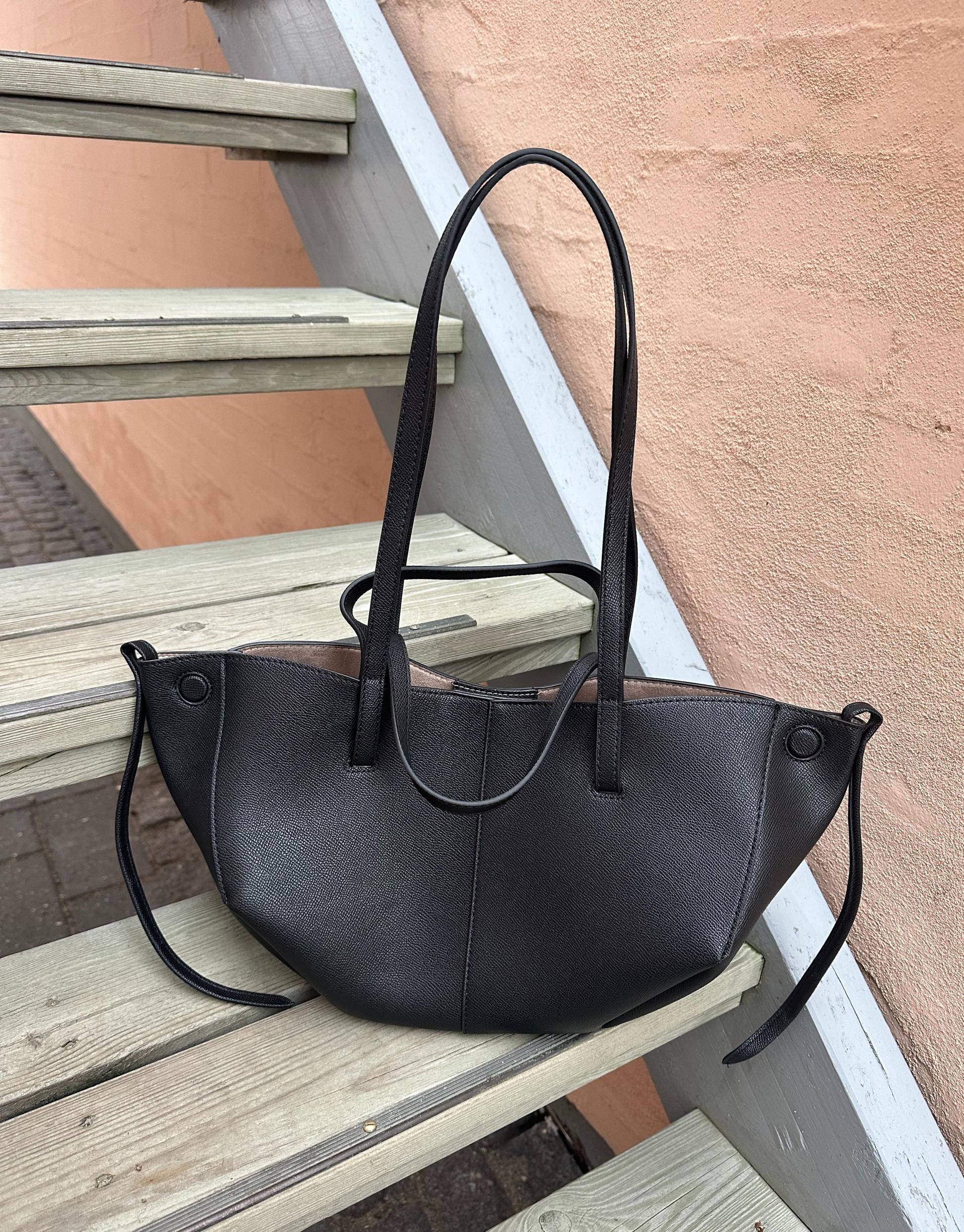 Den smukke Jolene taske er den perfekte hverdagstaske, da den både kan bruges til skolebrug samt indeholde alt det nødvendige.