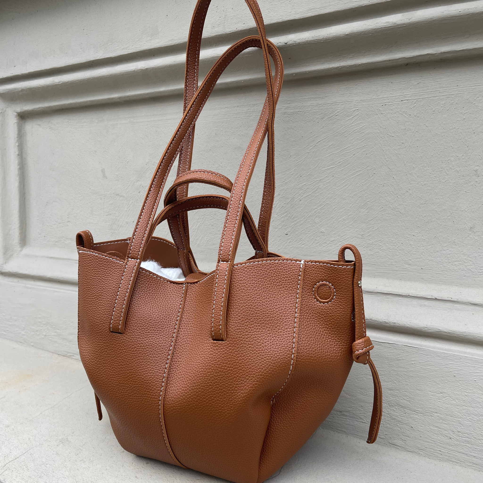 Celestia tasken er den perfekte everyday bag, da der kan være alt det nødvendige i.