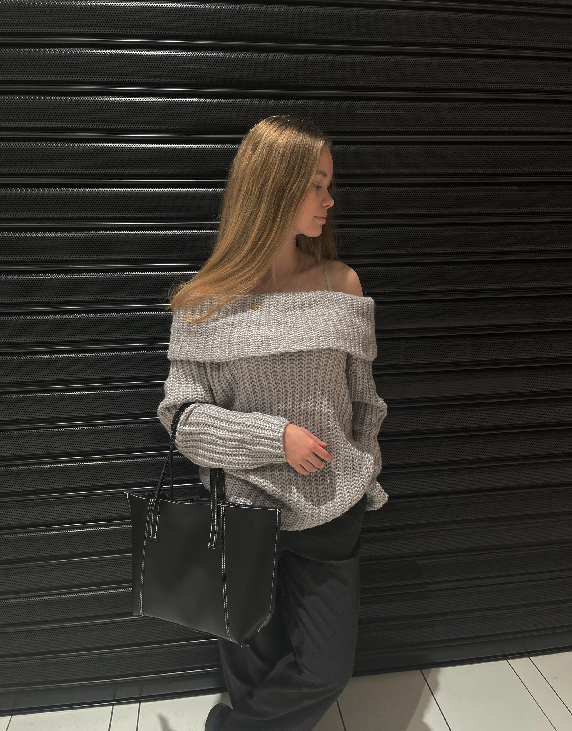 Smuk off-shoulder striktrøje i comfy oversized look.