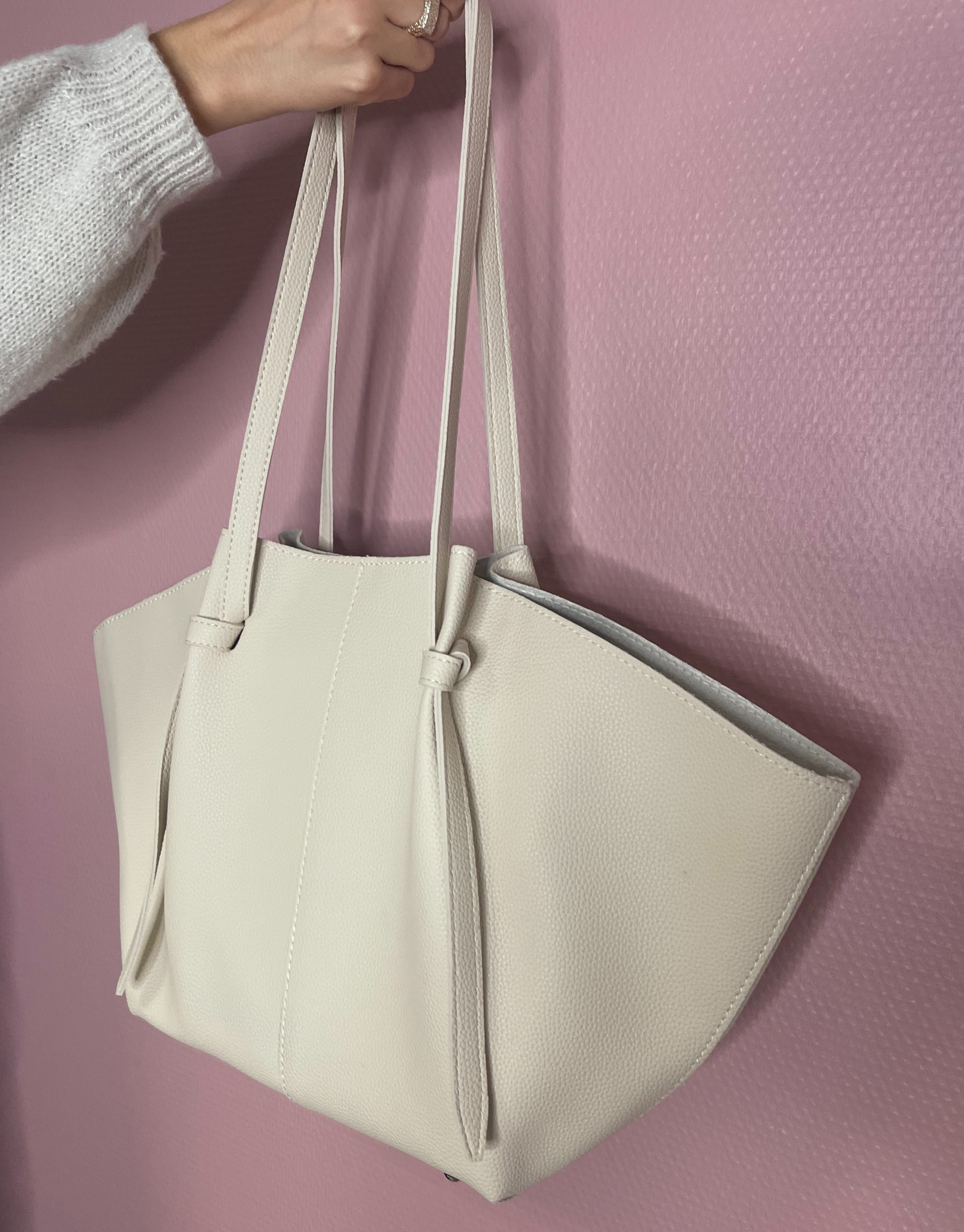 Den smukke Faith taske er den perfekte hverdagstaske, da den både kan bruges til skolebrug samt indeholde alt det nødvendige.
