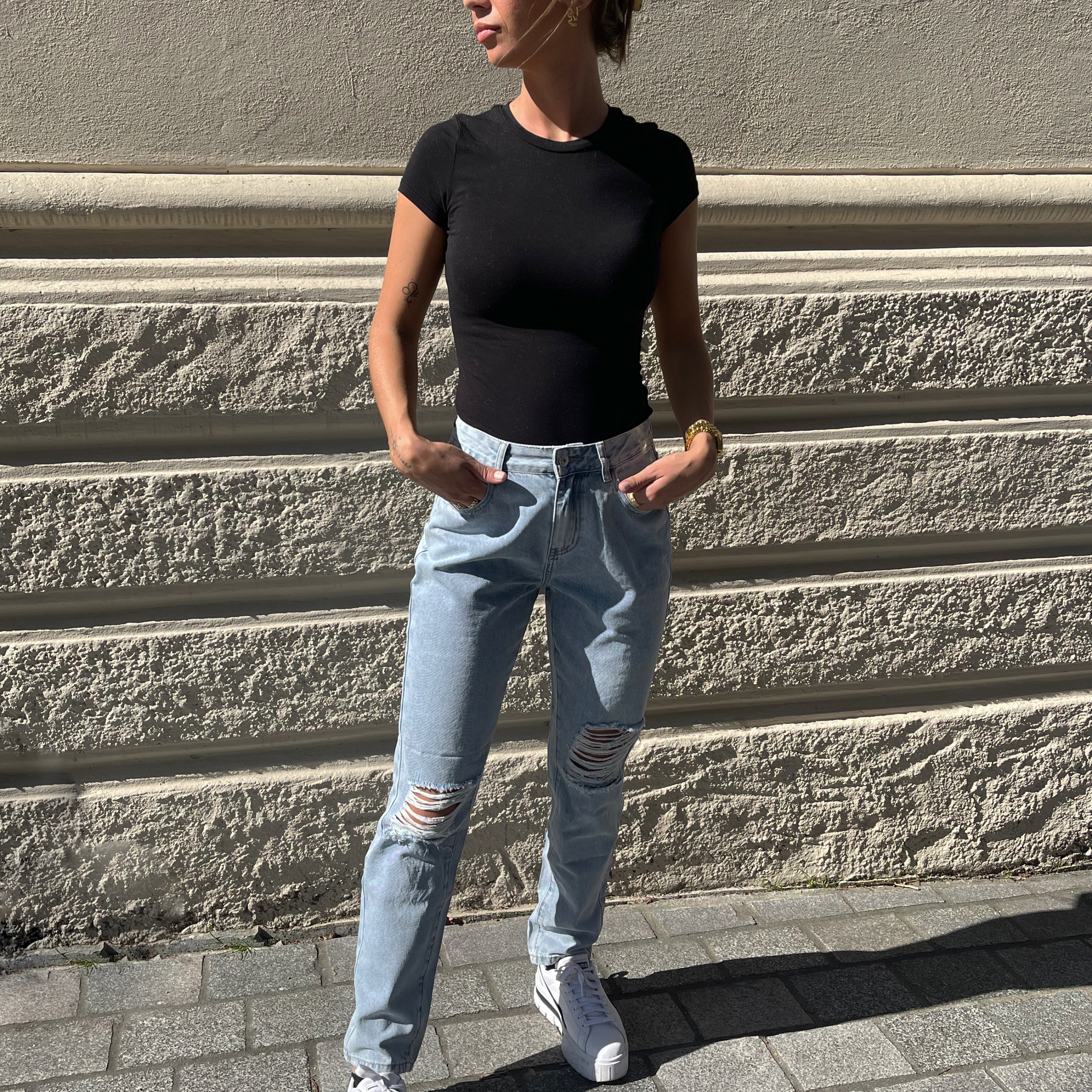 Line jeans med huller og vidde i benene.   Bukserne kan bæres både lavtaljet og højtaljet og har en rigtig god pasform til alle kropsforme.   Modellen er 172cm høj og har en størrelse S på for et loose fit.  Størrelser: XS, S, M og L Detaljer: Huller på benene, god pasform