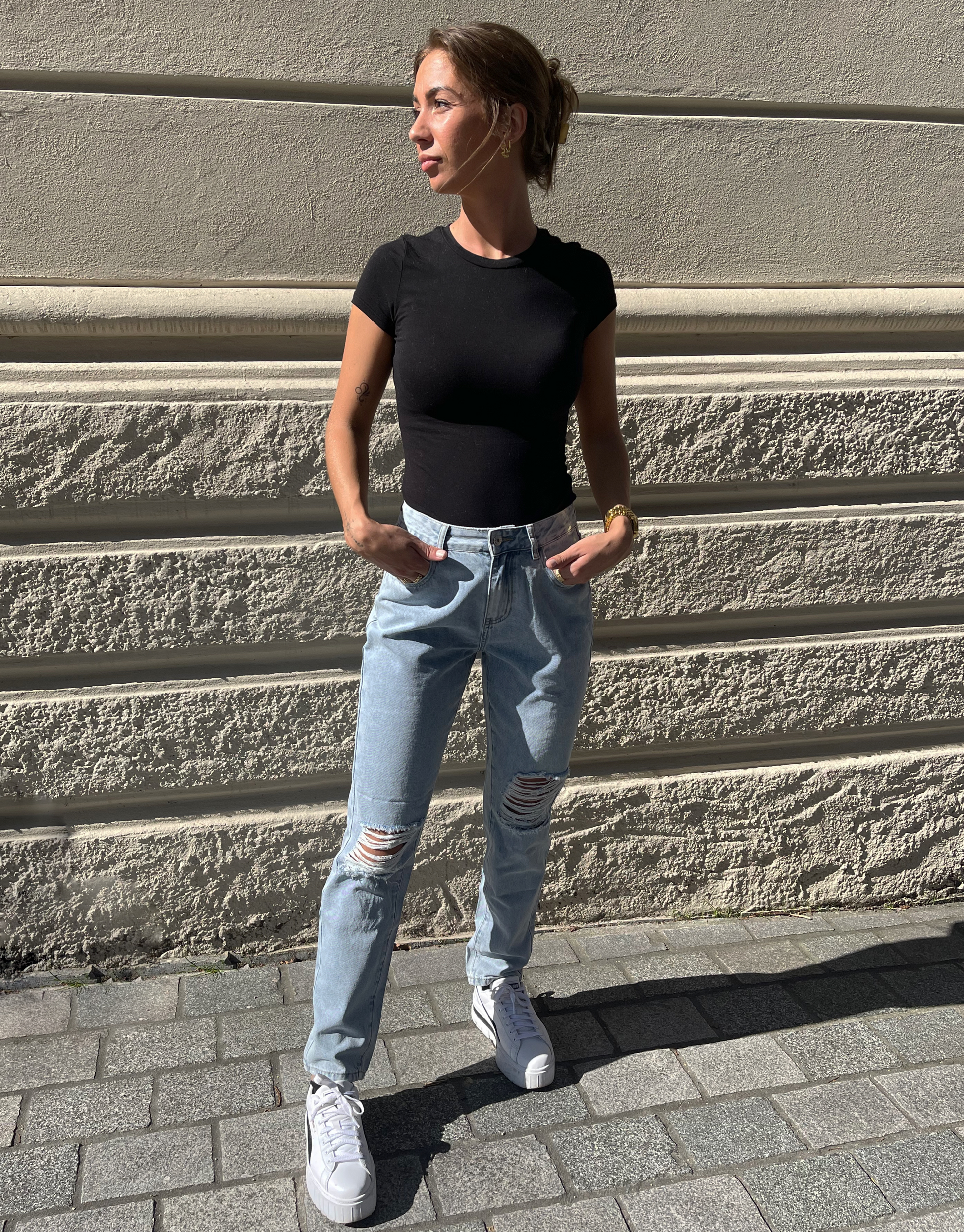 Line jeans med huller og vidde i benene.   Bukserne kan bæres både lavtaljet og højtaljet og har en rigtig god pasform til alle kropsforme.   Modellen er 172cm høj og har en størrelse S på for et loose fit.  Størrelser: XS, S, M og L Detaljer: Huller på benene, god pasform