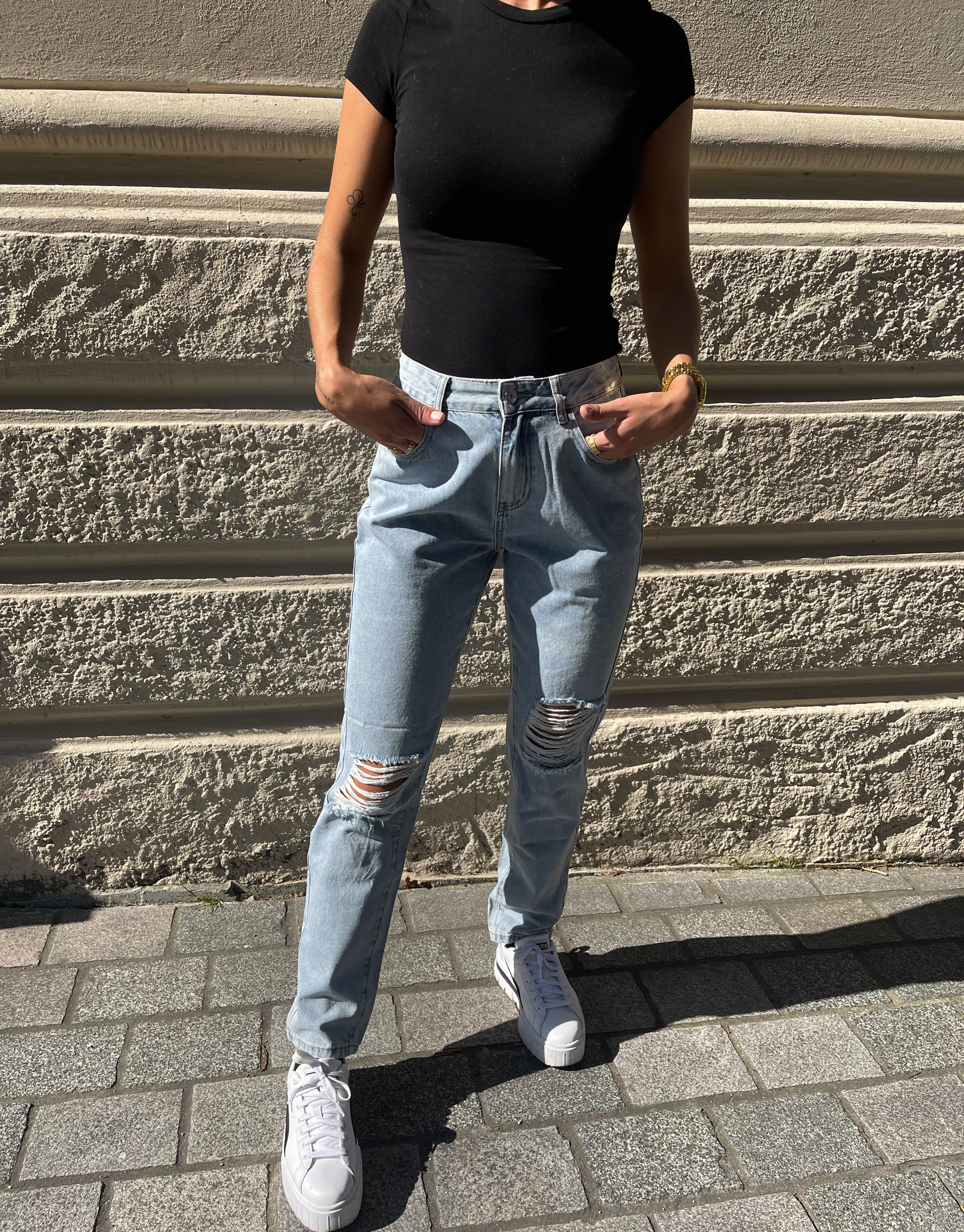 Line jeans med huller og vidde i benene.   Bukserne kan bæres både lavtaljet og højtaljet og har en rigtig god pasform til alle kropsforme.   Modellen er 172cm høj og har en størrelse S på for et loose fit.  Størrelser: XS, S, M og L Detaljer: Huller på benene, god pasform