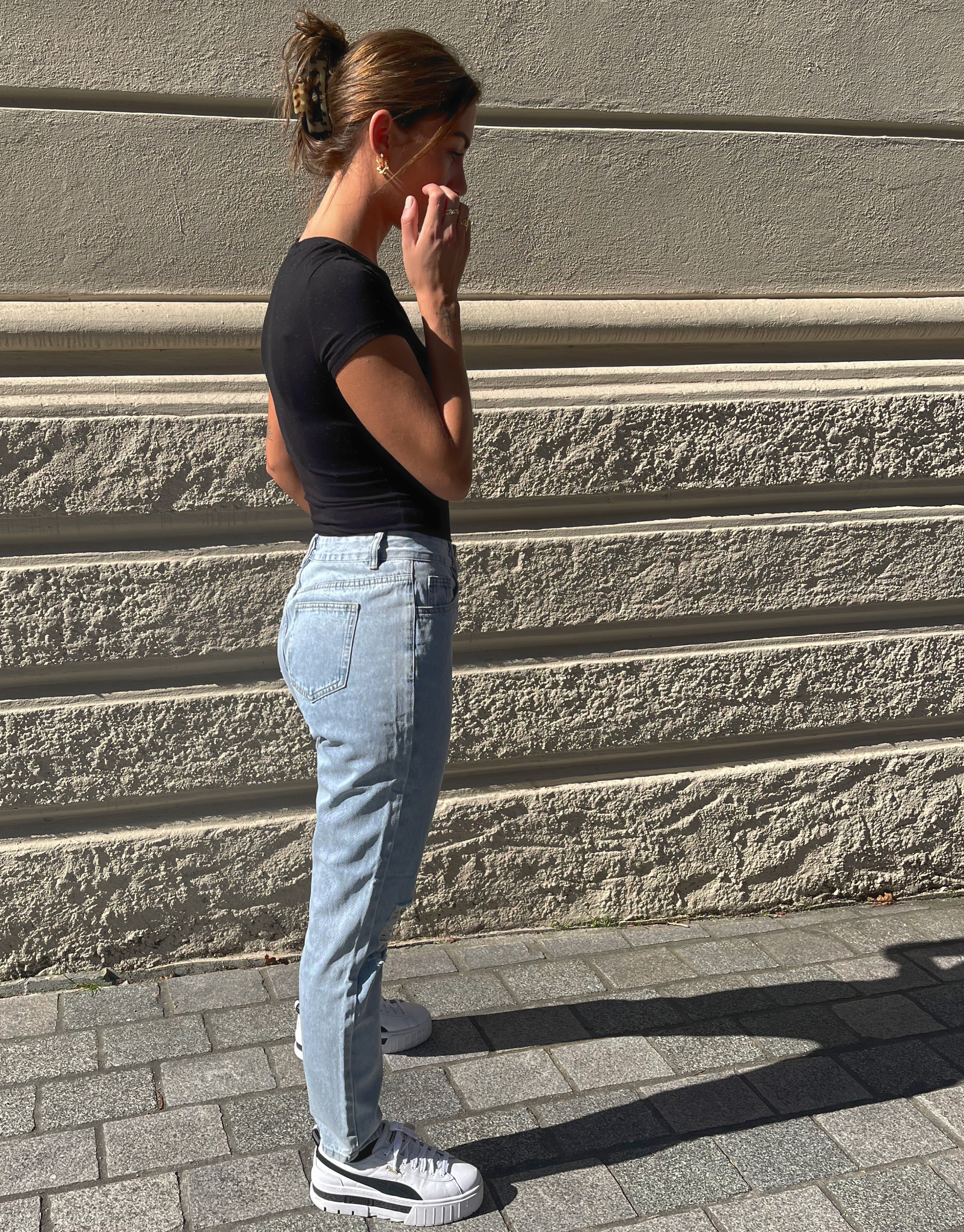 Line jeans med huller og vidde i benene.   Bukserne kan bæres både lavtaljet og højtaljet og har en rigtig god pasform til alle kropsforme.   Modellen er 172cm høj og har en størrelse S på for et loose fit.  Størrelser: XS, S, M og L Detaljer: Huller på benene, god pasform