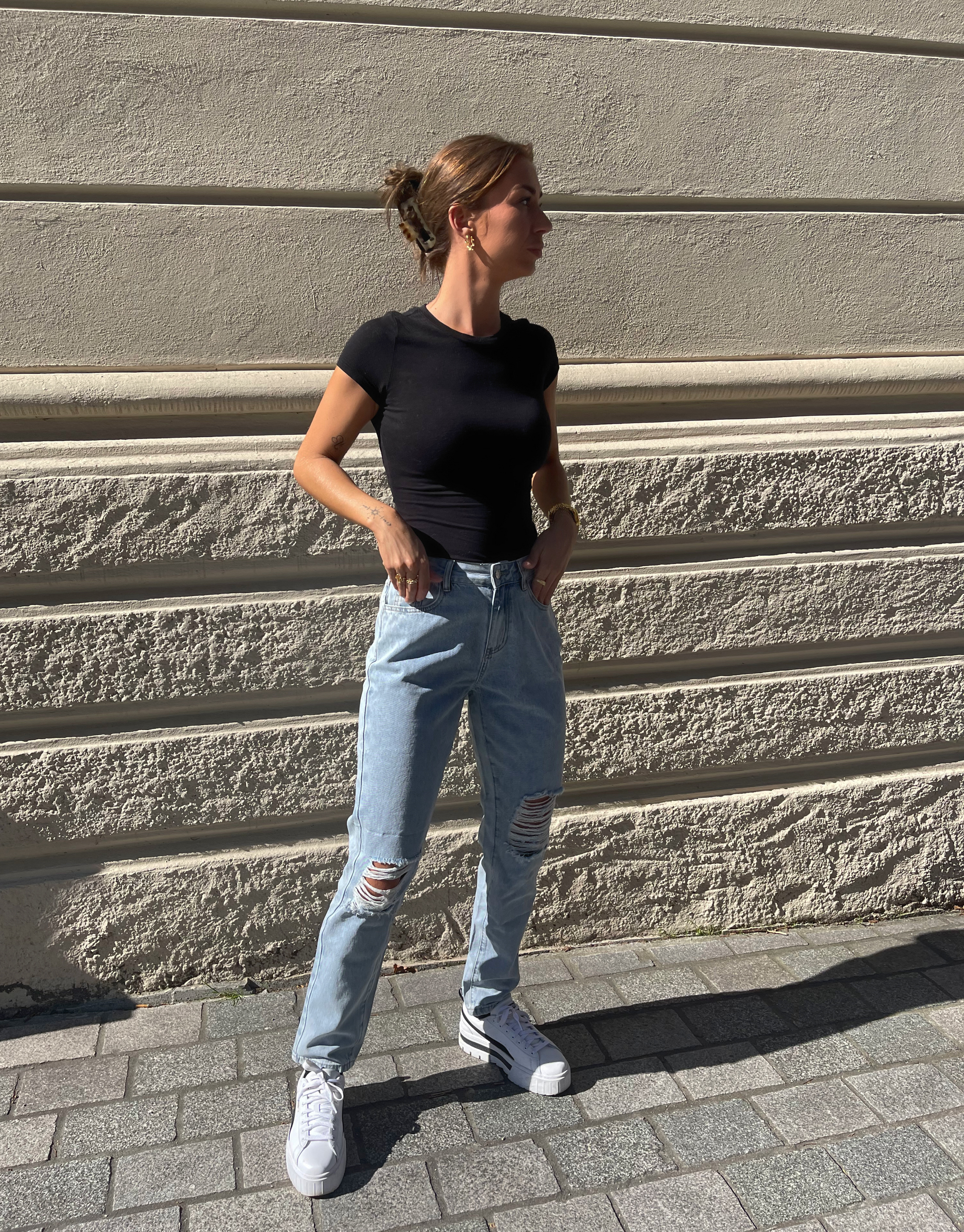 Line jeans med huller og vidde i benene.   Bukserne kan bæres både lavtaljet og højtaljet og har en rigtig god pasform til alle kropsforme.   Modellen er 172cm høj og har en størrelse S på for et loose fit.  Størrelser: XS, S, M og L Detaljer: Huller på benene, god pasform