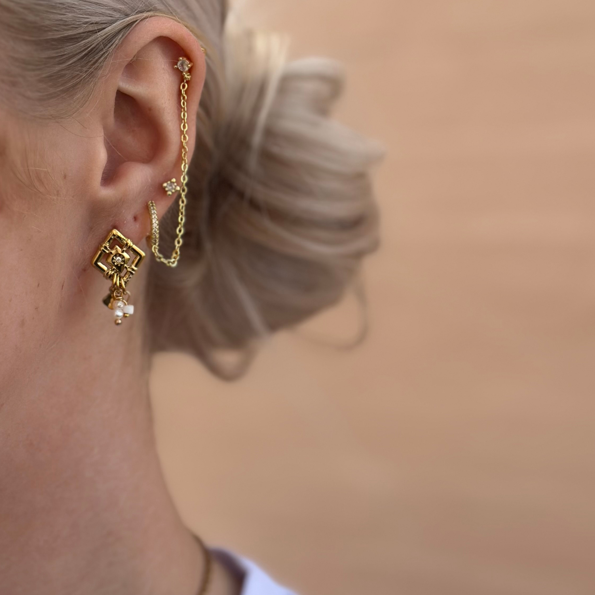 Vores Adaya øreringe er elegante og med det flotteste perle vedhæng.