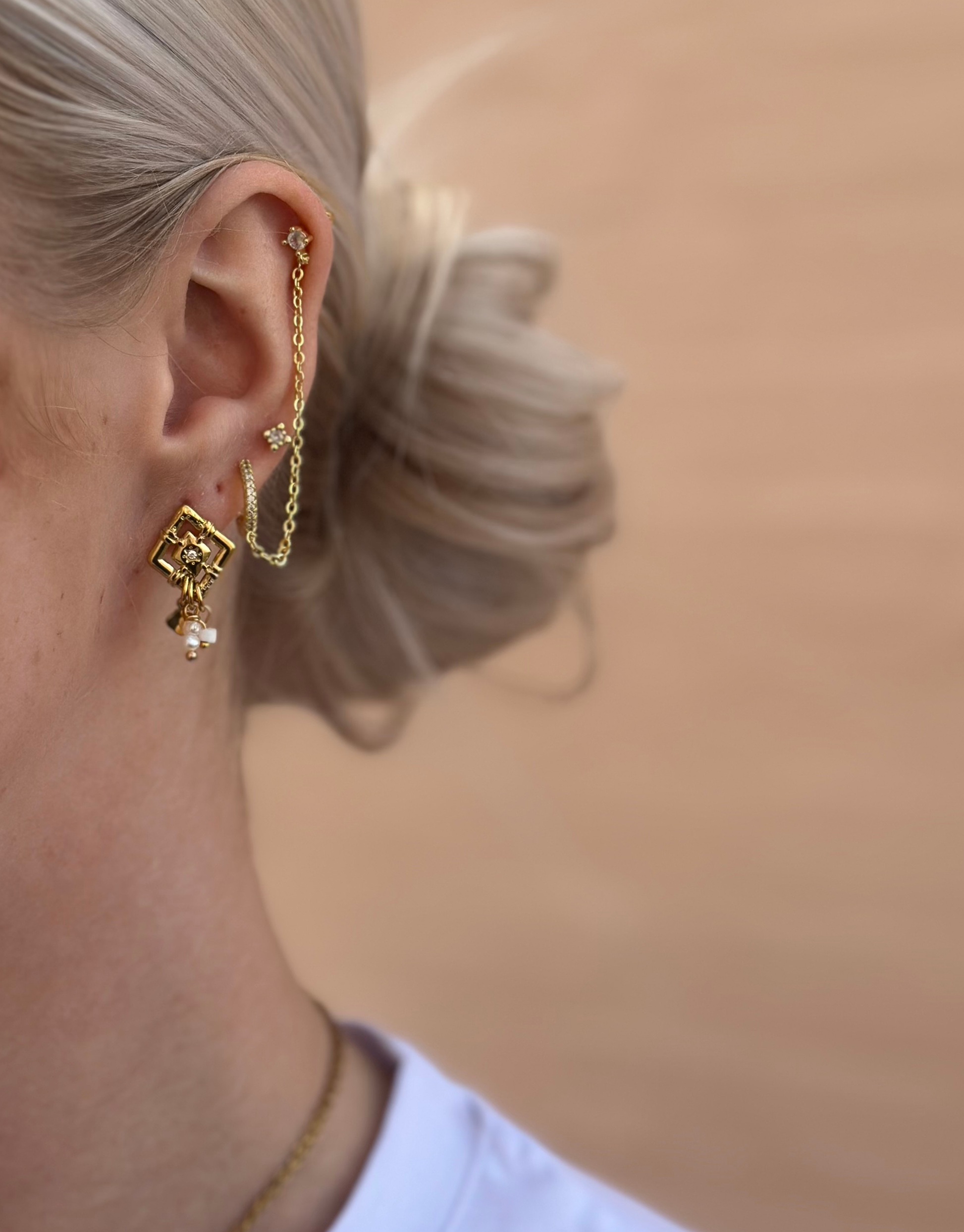 Vores Adaya øreringe er elegante og med det flotteste perle vedhæng.