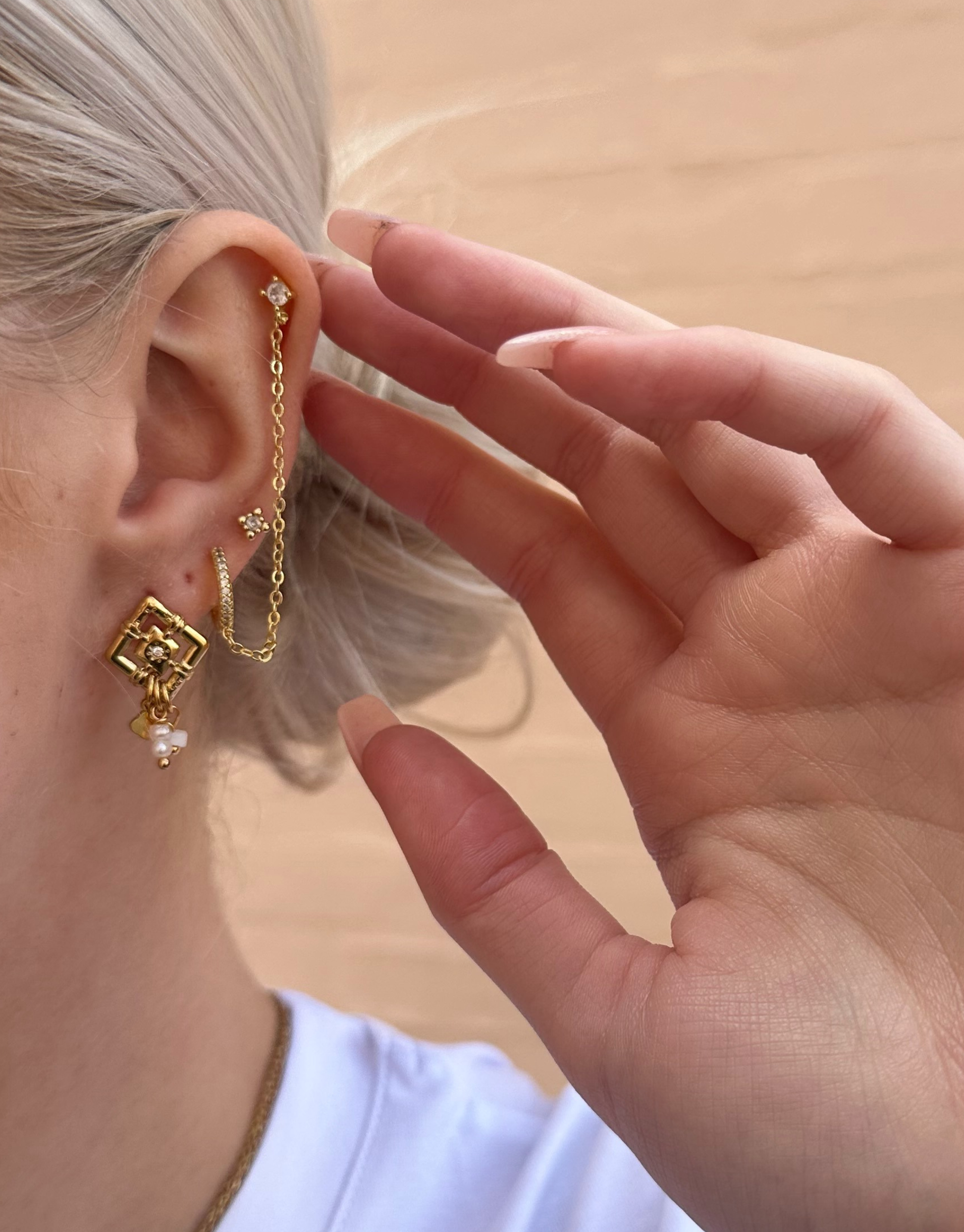 Vores Adaya øreringe er elegante og med det flotteste perle vedhæng.