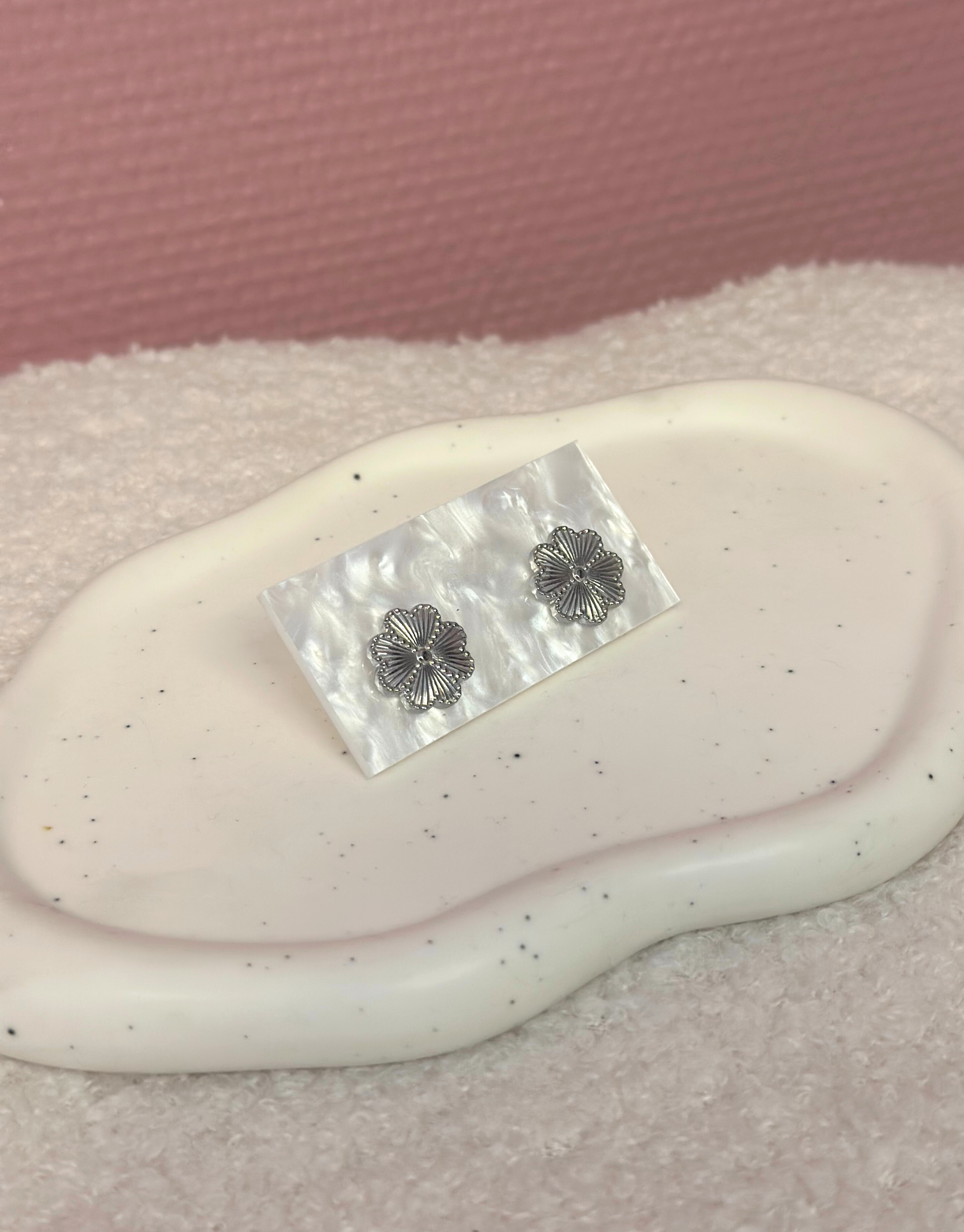 Skønne øreringe i unikt design med firkløvere.