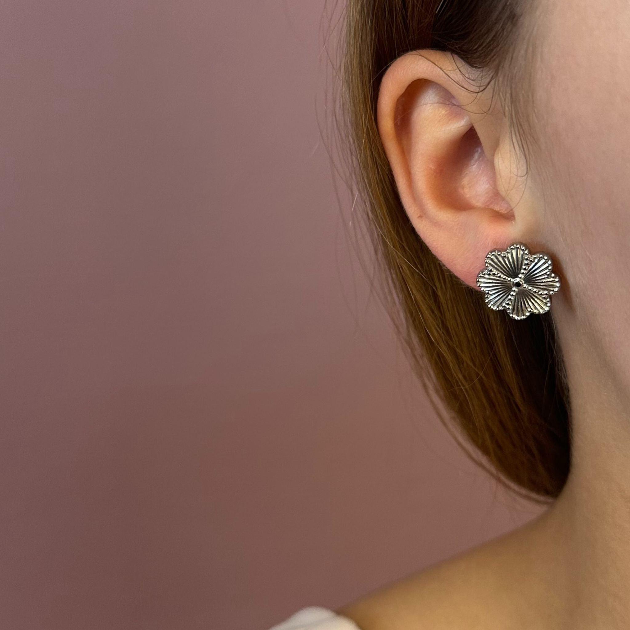 Skønne øreringe i unikt design med firkløvere.
