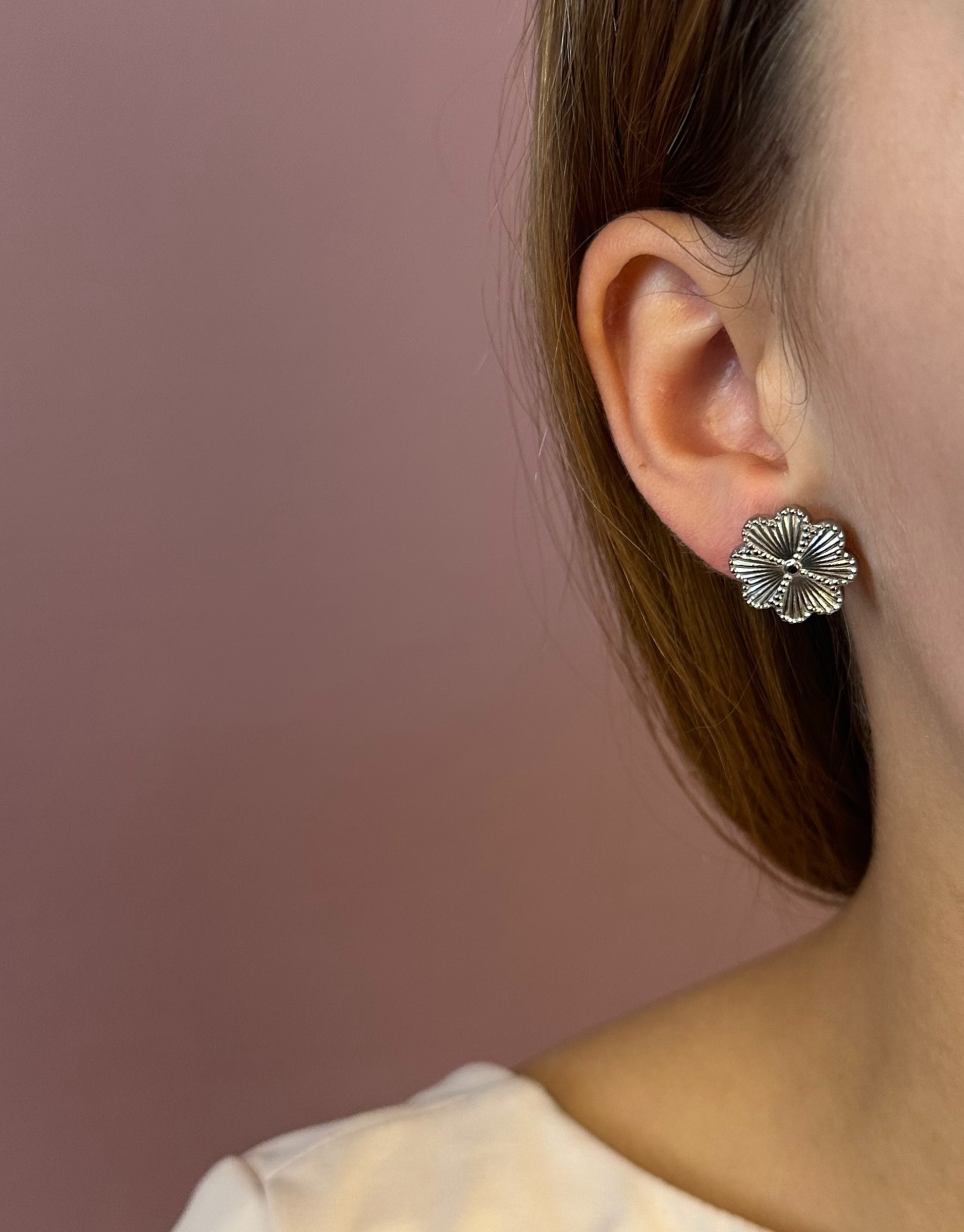 Skønne øreringe i unikt design med firkløvere.