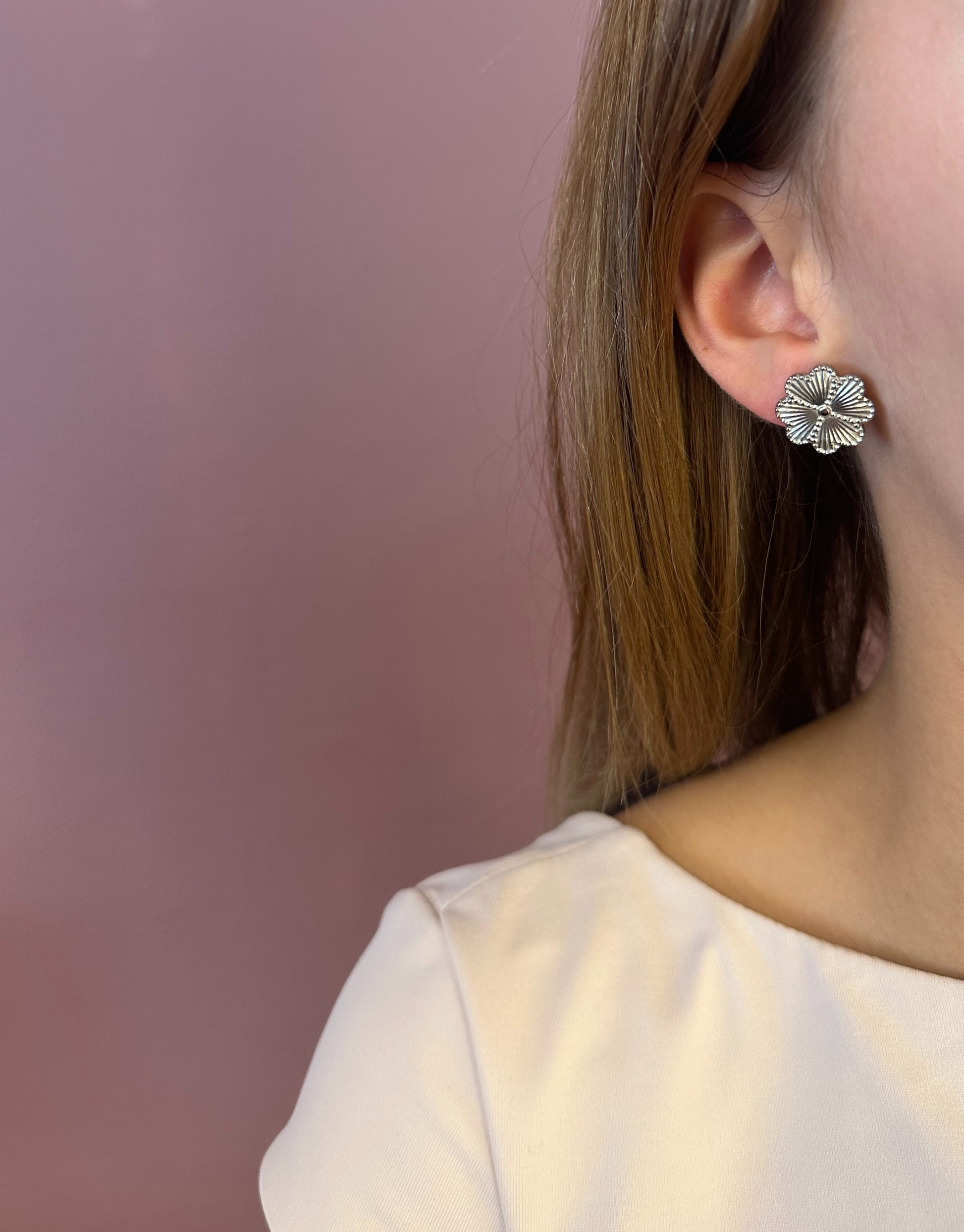 Skønne øreringe i unikt design med firkløvere.