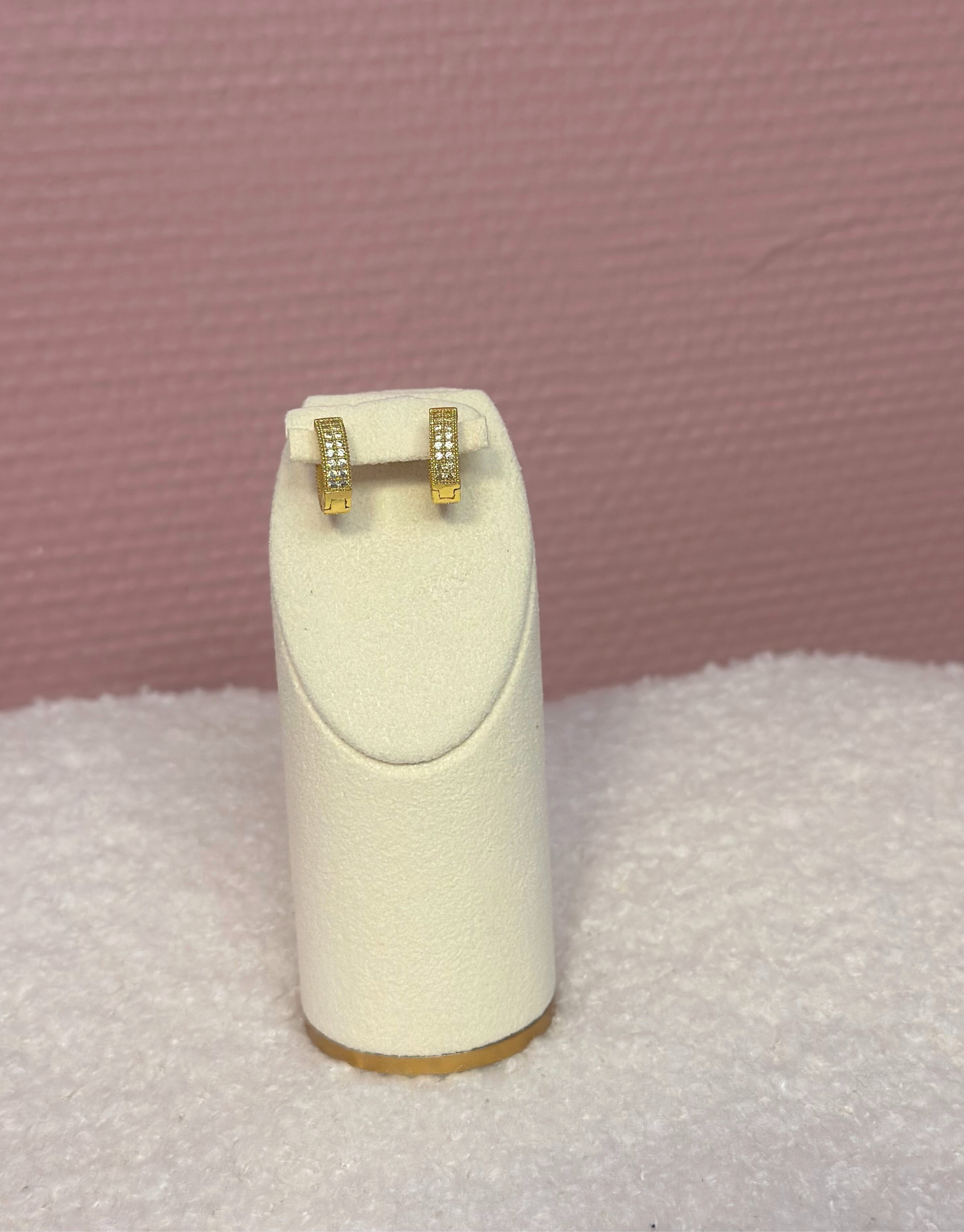 Smukke hoops i råt udtryk fyldt med zircon sten.