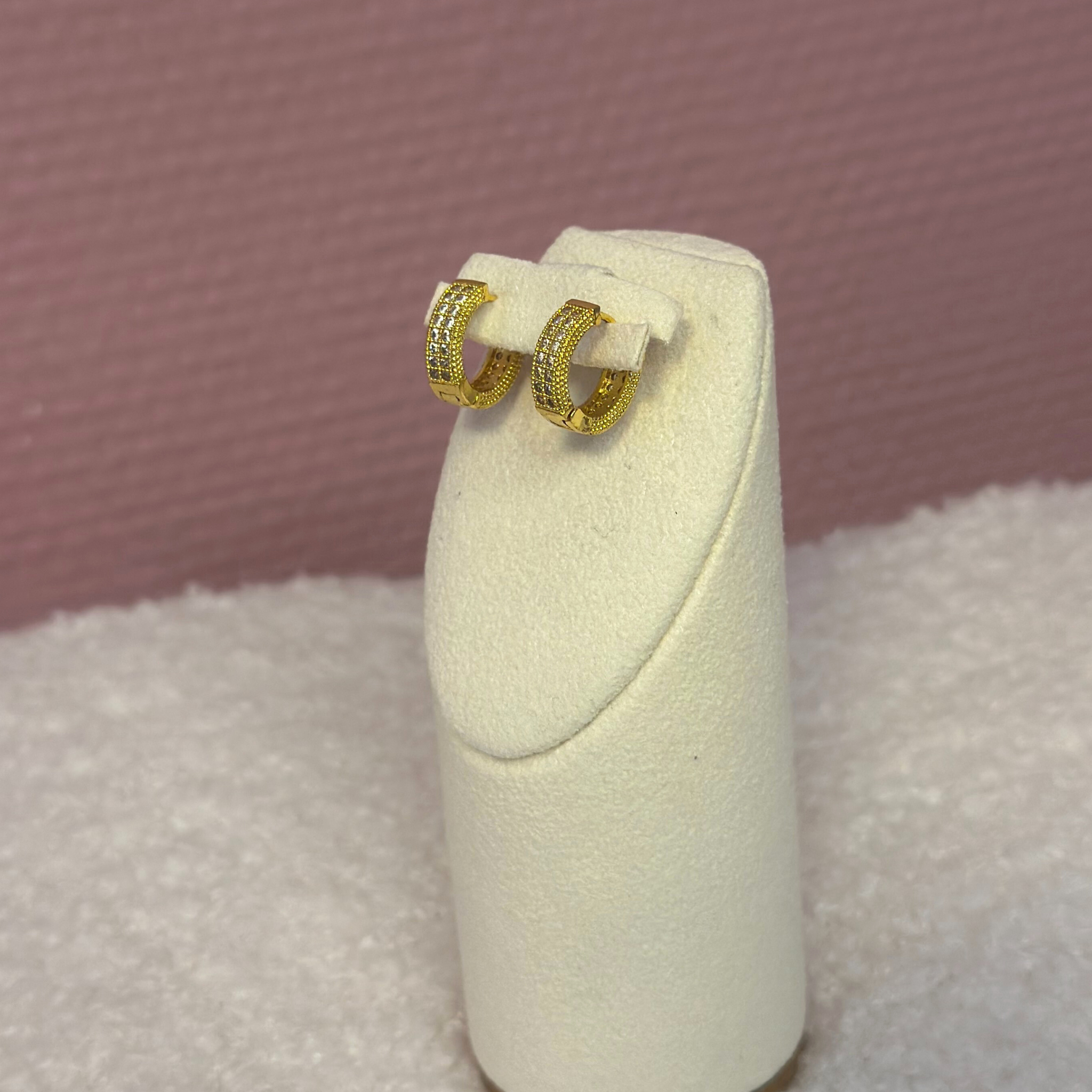 Smukke hoops i råt udtryk fyldt med zircon sten.