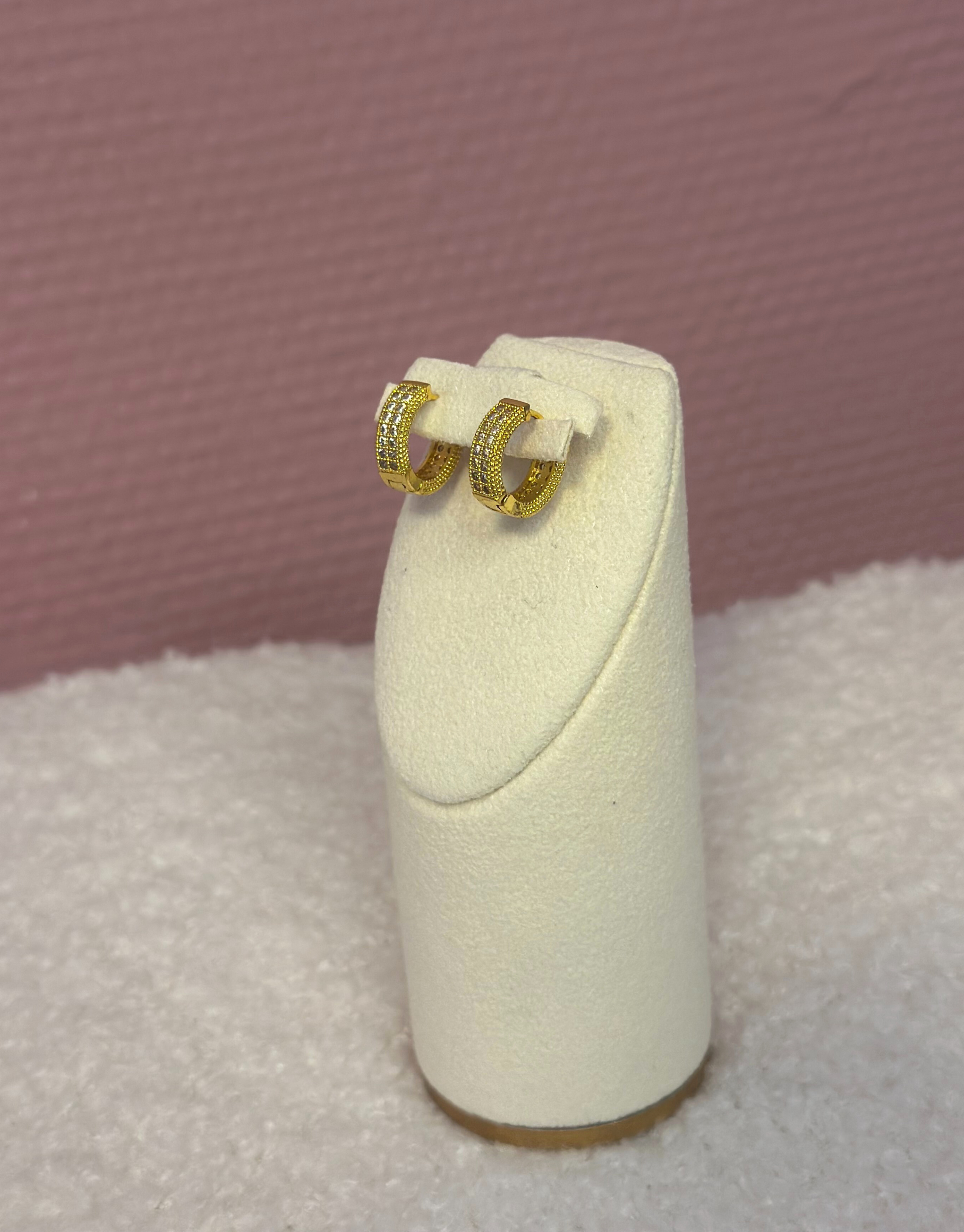 Smukke hoops i råt udtryk fyldt med zircon sten.