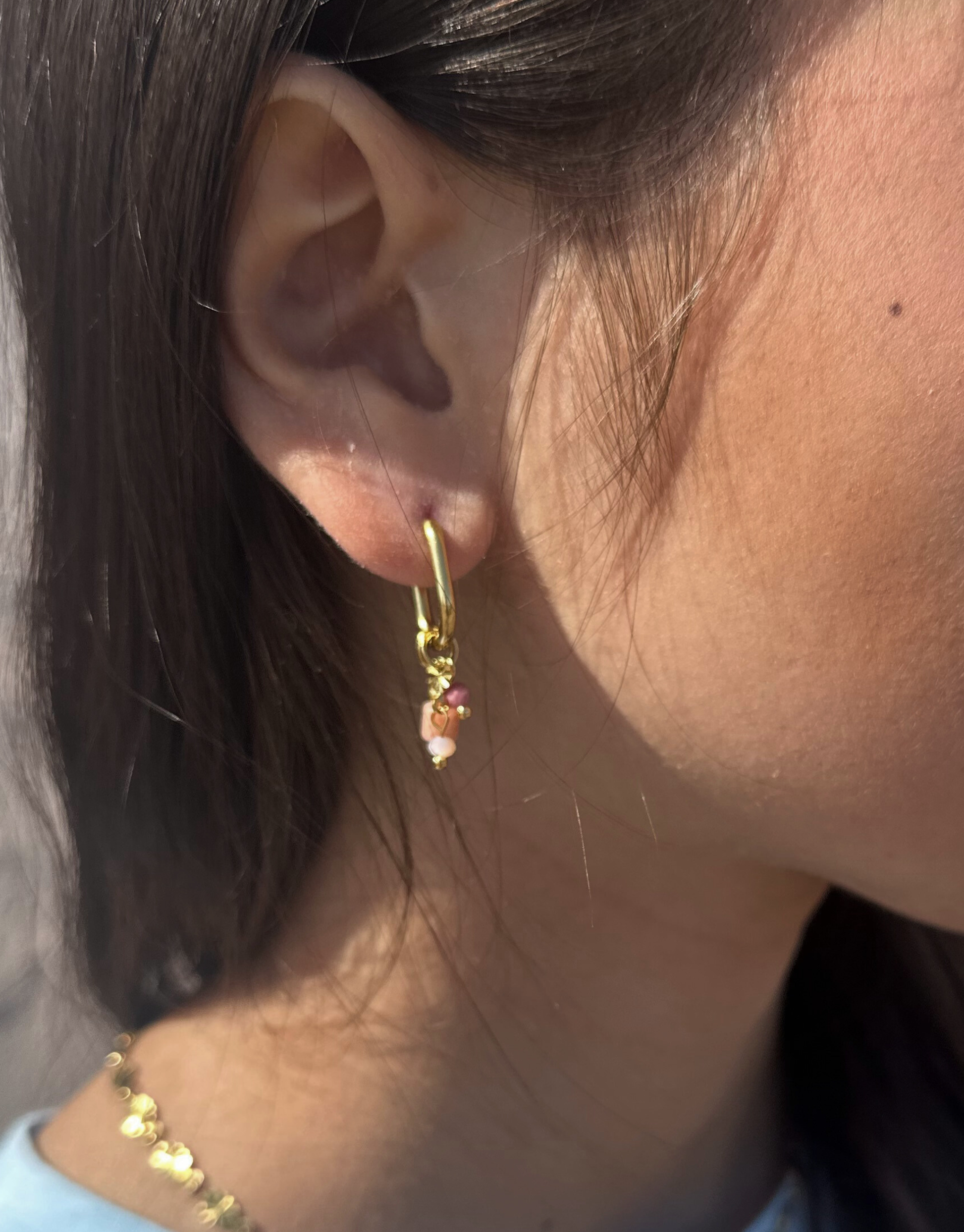 Smukke øreringe med sten, der både kan gå til det rå look - samt det elegante look.