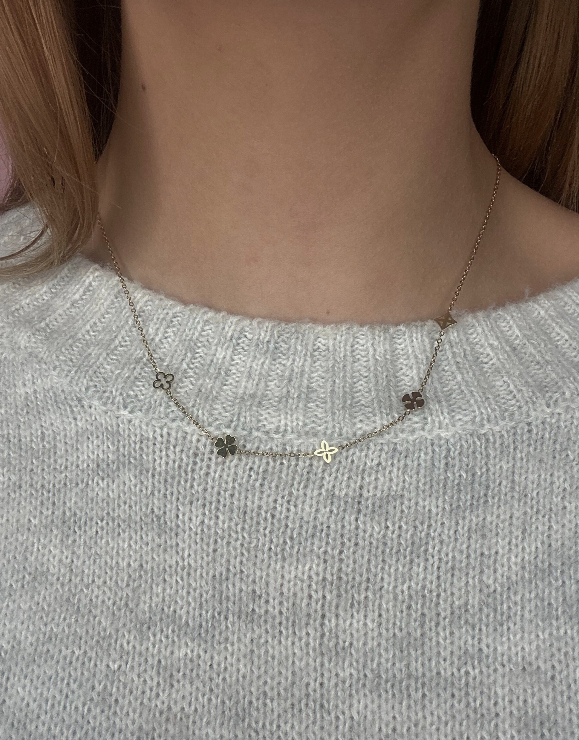 Skøn halskæde i unikt design med firkløvere.