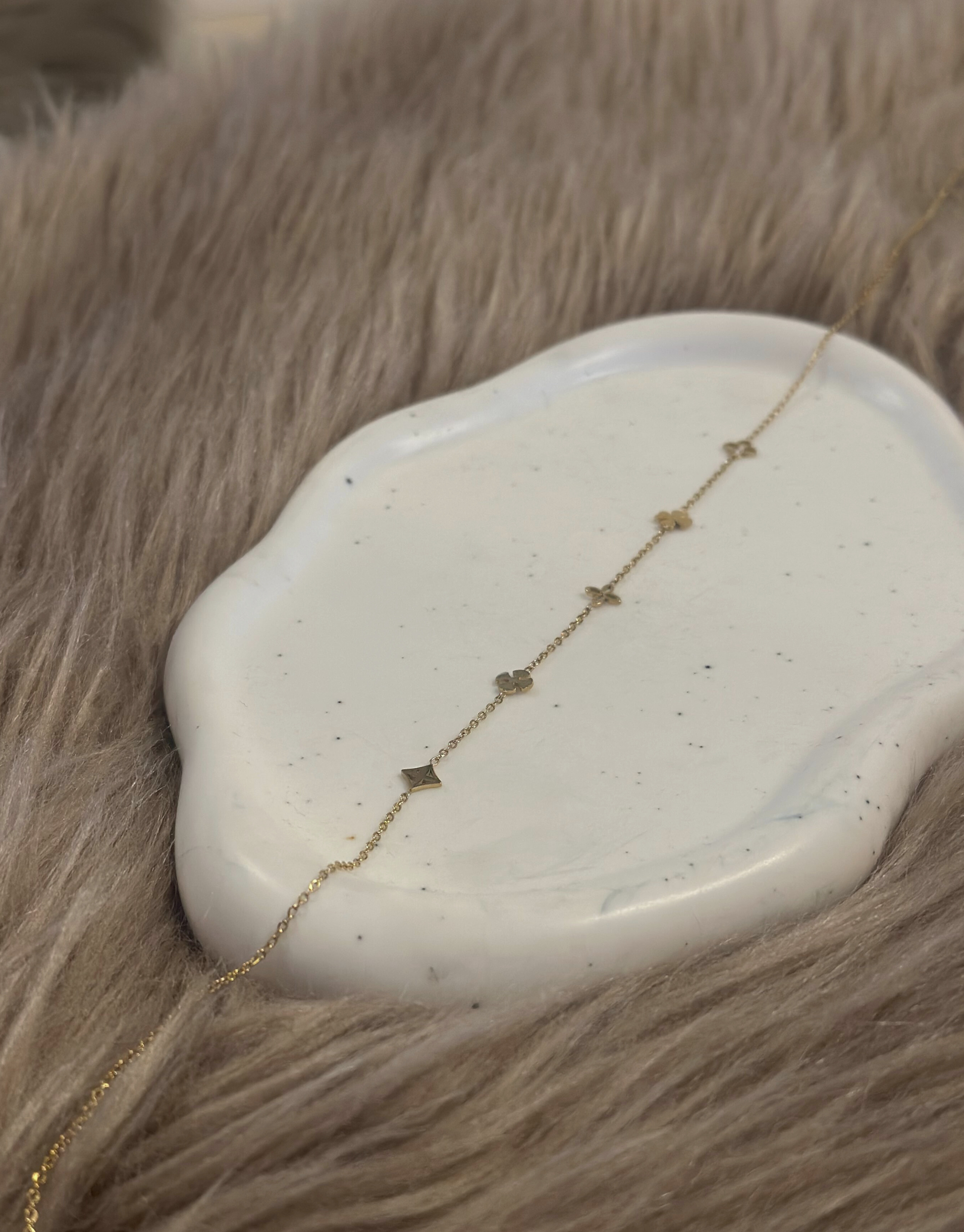 Skøn halskæde i unikt design med firkløvere.