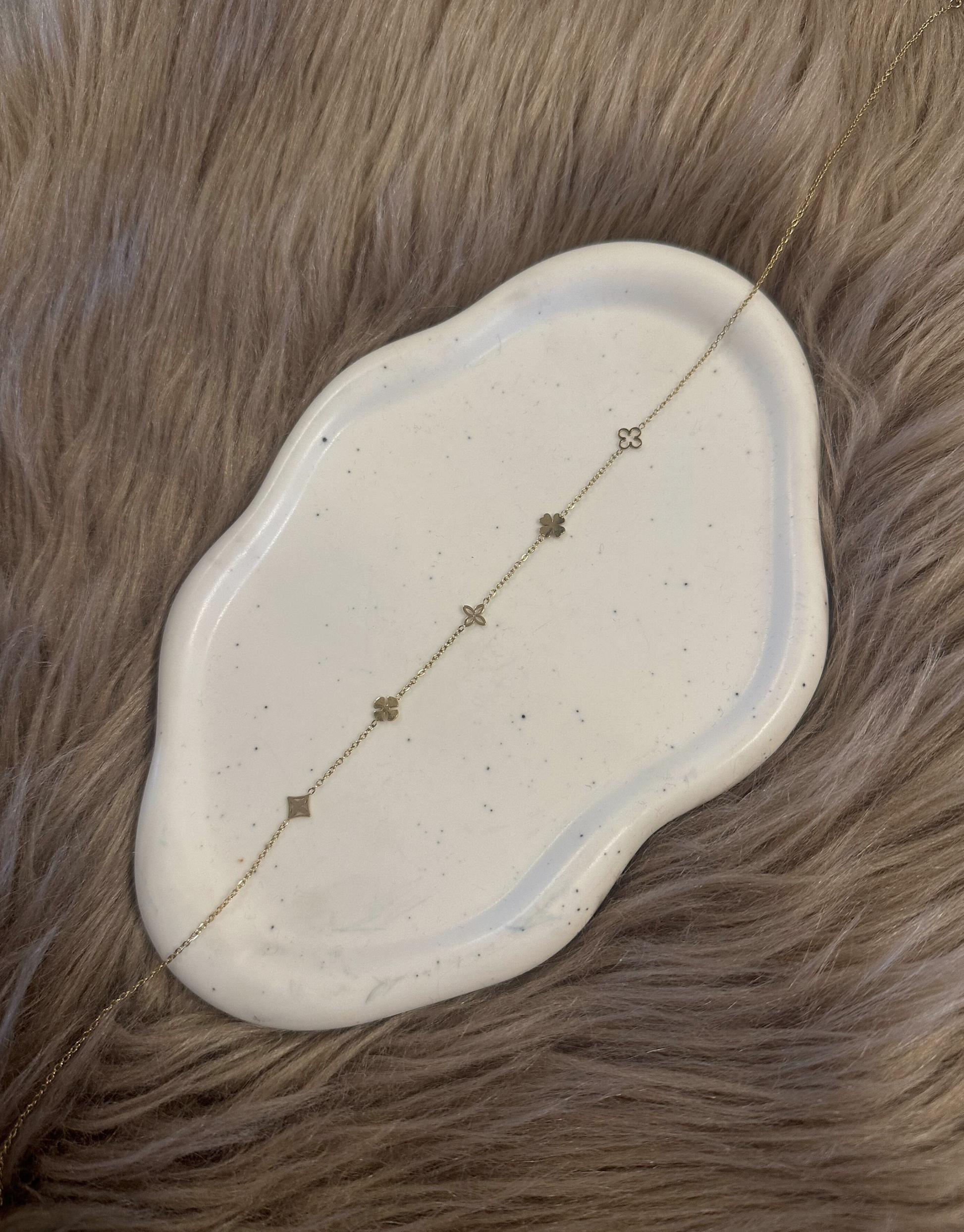 Skøn halskæde i unikt design med firkløvere.