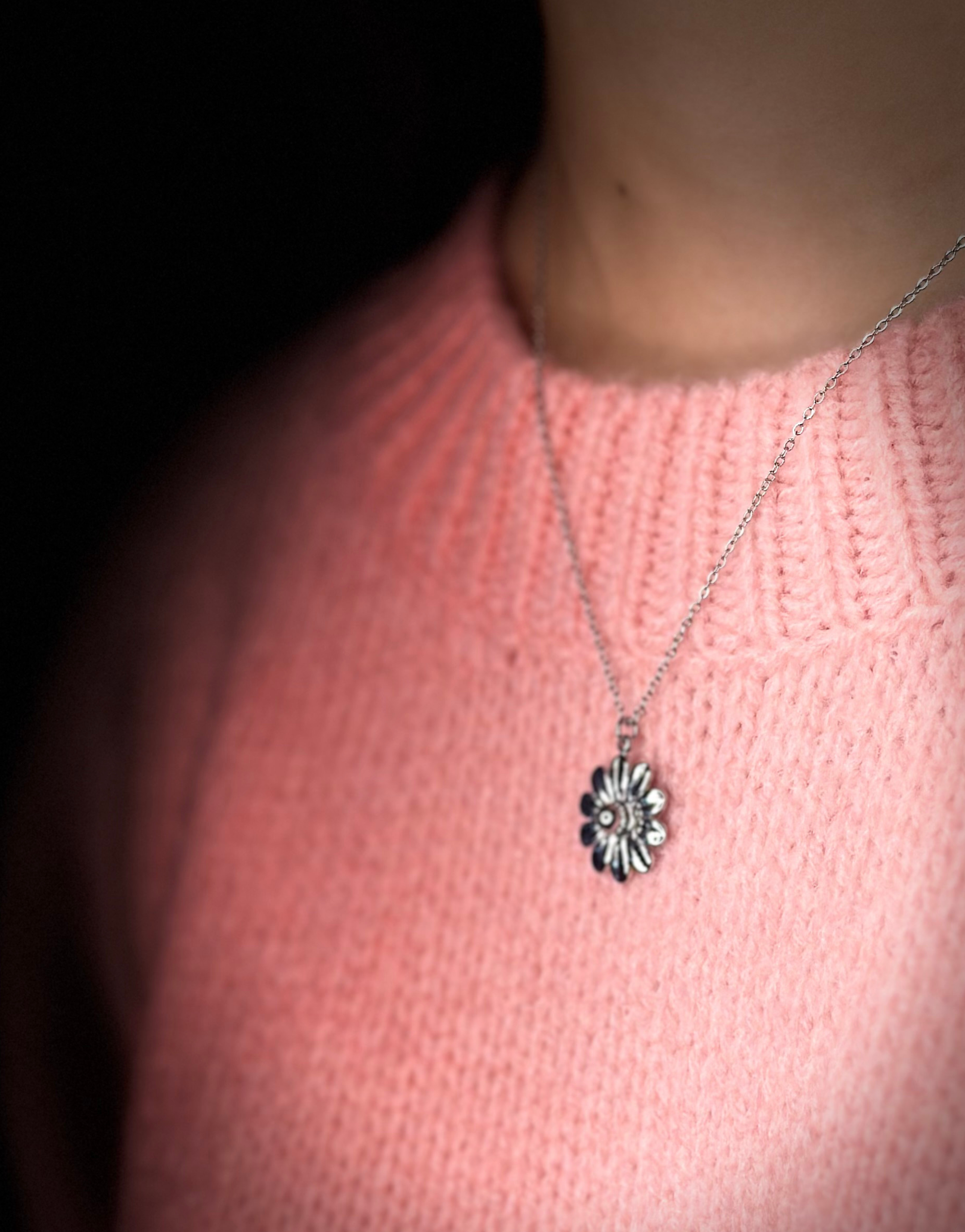 Smuk sølv halskæde i blomster design.