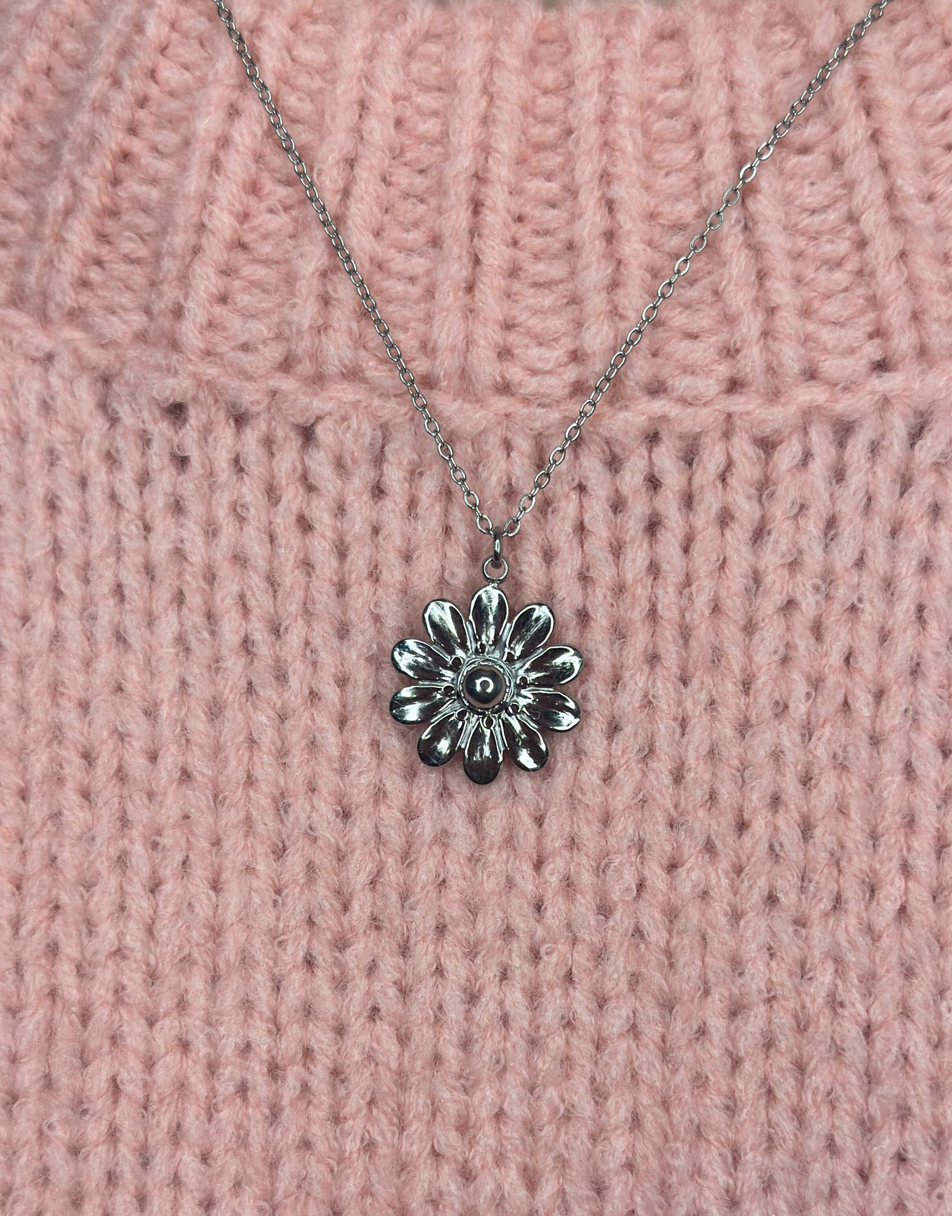 Smuk sølv halskæde i blomster design.