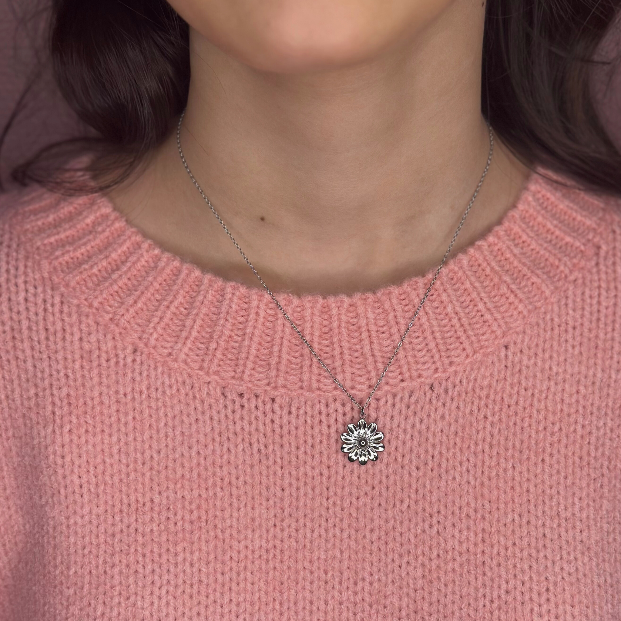 Smuk sølv halskæde i blomster design.