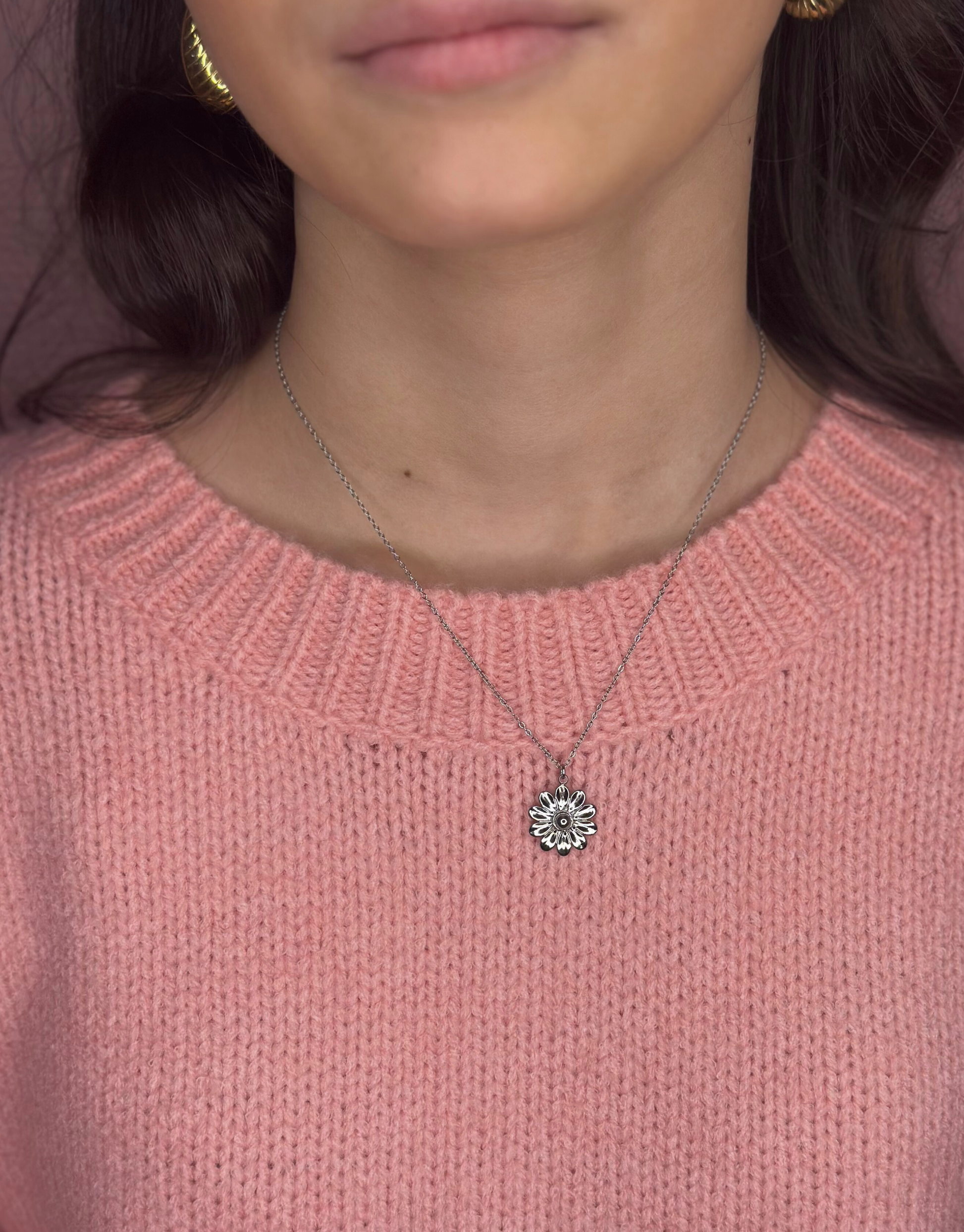 Smuk sølv halskæde i blomster design.