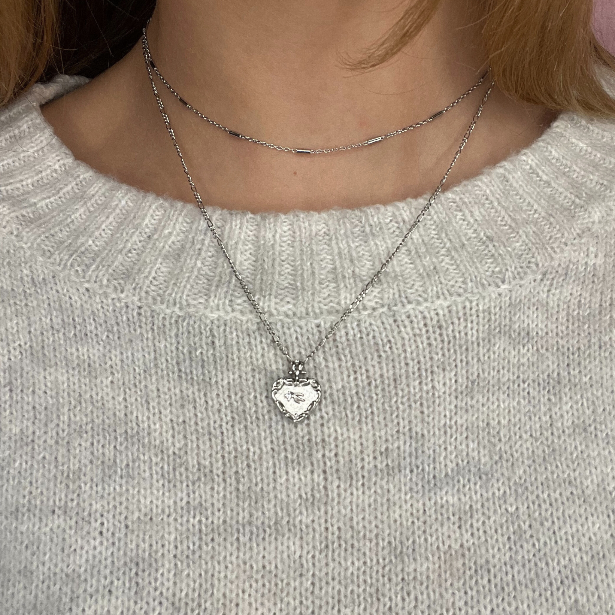 Smuk sølv med dobbeltkæde og hjerte vedhæng.