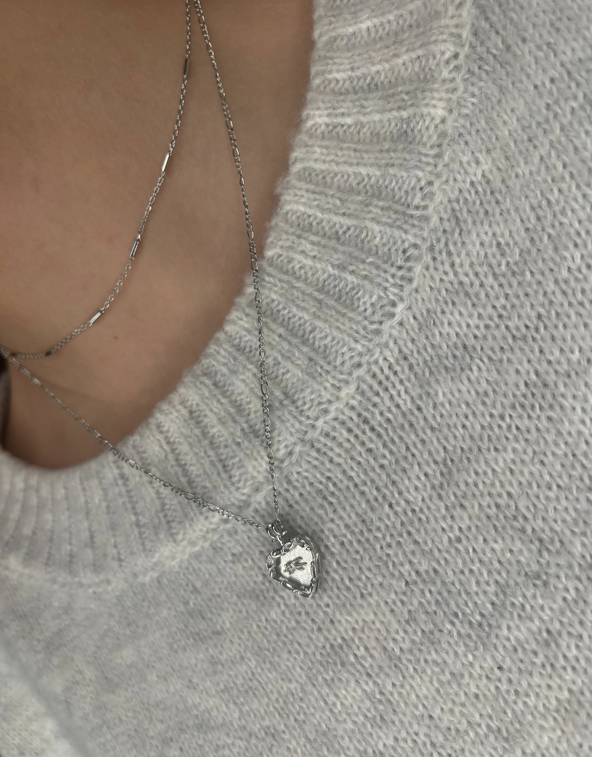 Smuk sølv med dobbeltkæde og hjerte vedhæng.