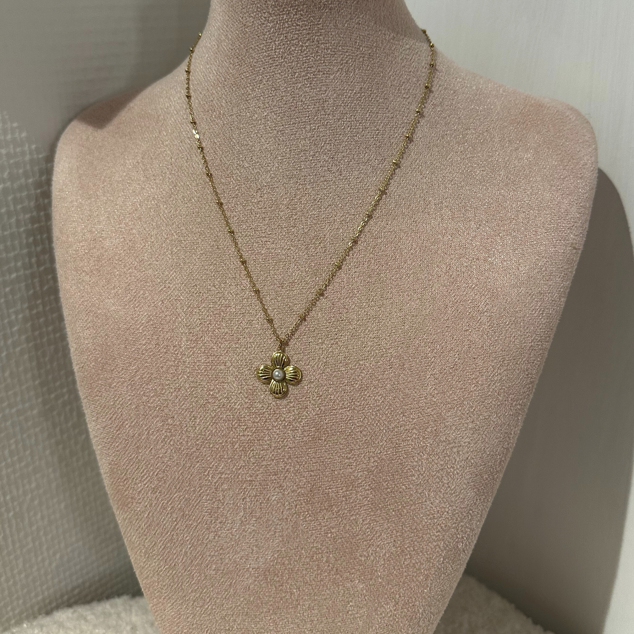 Smuk halskæde med blomst design med perle i.