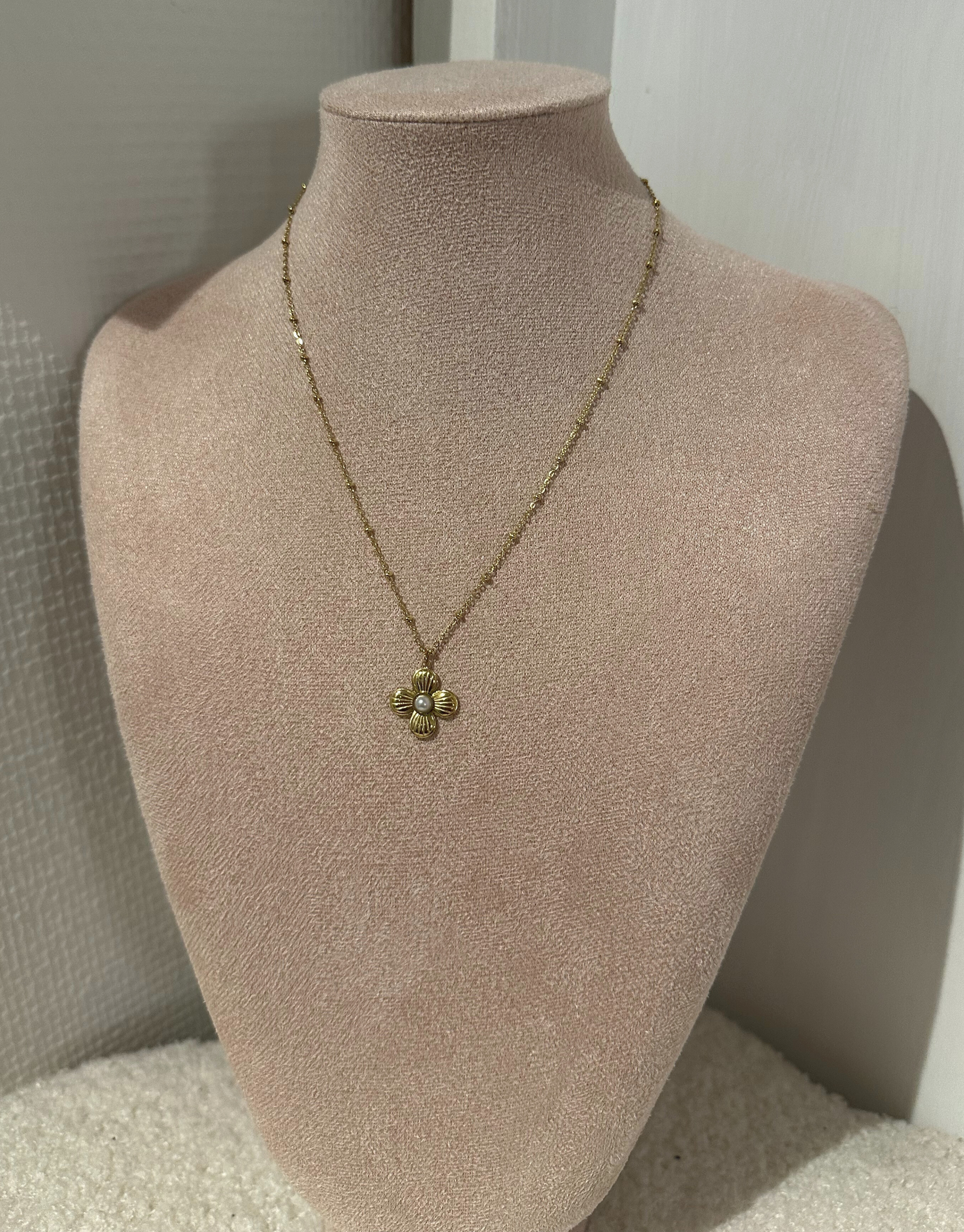 Smuk halskæde med blomst design med perle i.