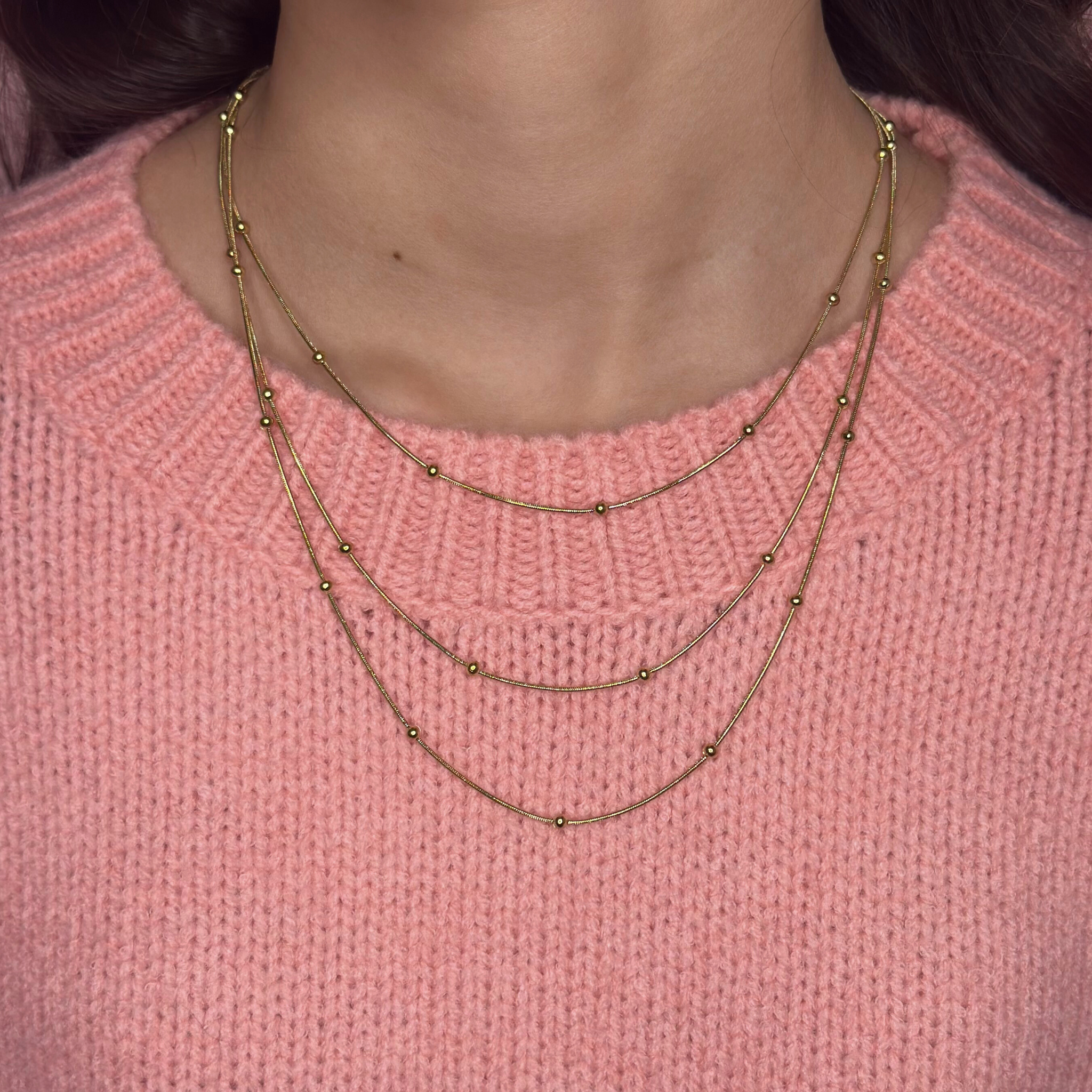 Smuk halskæde i guld med tre kæder med flotte detaljer.