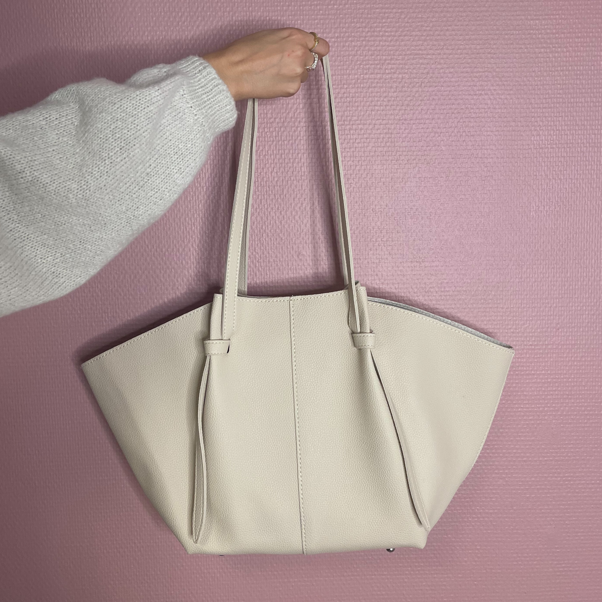 Den smukke Faith taske er den perfekte hverdagstaske, da den både kan bruges til skolebrug samt indeholde alt det nødvendige.
